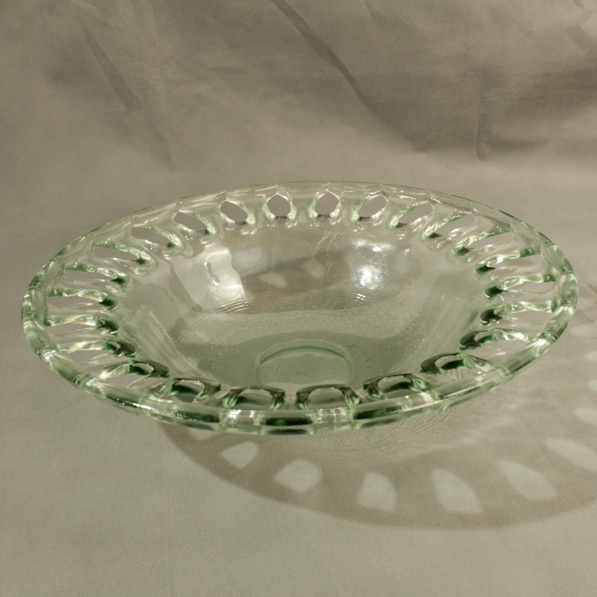 Grande coupe à fruit en cristal ou verre moulé Très bon état - 10,00 € Grande coupe à fruit en cristal ou verre moulé Très bon état reconditionné disponible sur Label Emmaüs
