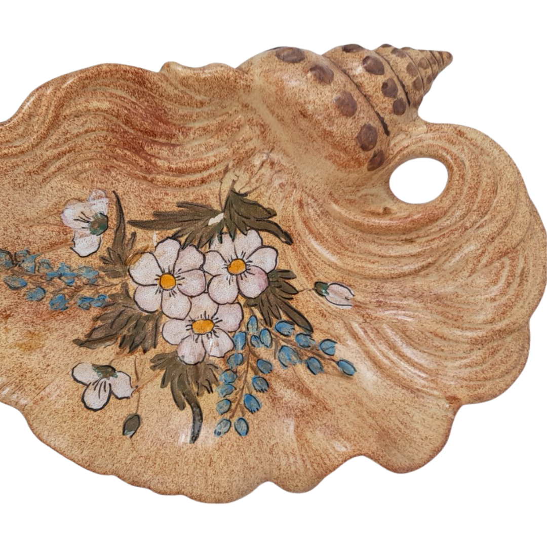 Voir photo 2 de Grande coupe à fruits / Plat décoratif vintage en céramique - Forme Coquillage - Motif Fleurs Grande coupe à fruits / Plat décoratif vintage en céramique - Forme Coquillage - Motif Fleurs Bon état reconditionné photo 2