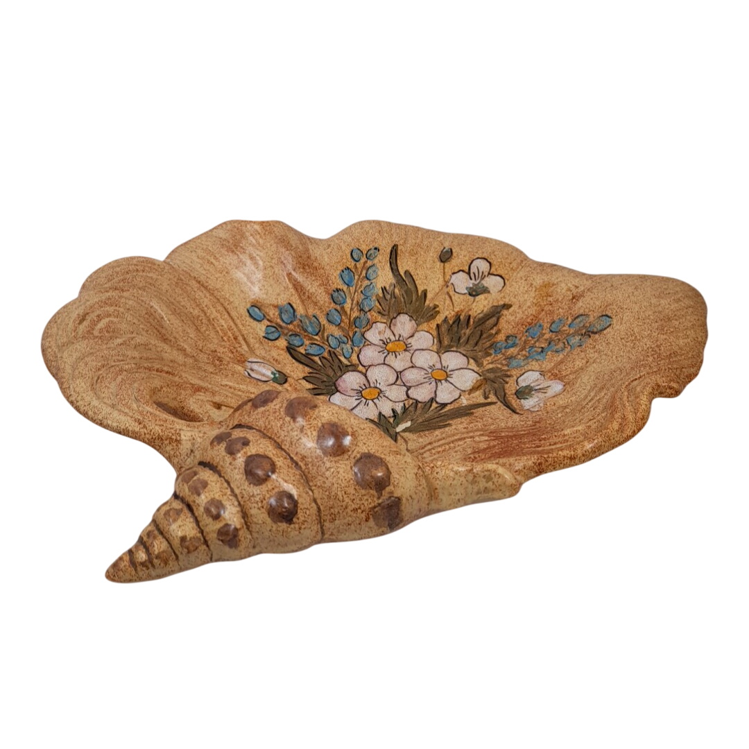 Grande coupe à fruits / Plat décoratif vintage en céramique - Forme Coquillage - Motif Fleurs Bon état - 25,00 € Grande coupe à fruits / Plat décoratif vintage en céramique - Forme Coquillage - Motif Fleurs Bon état reconditionné disponible sur Label Emmaüs
