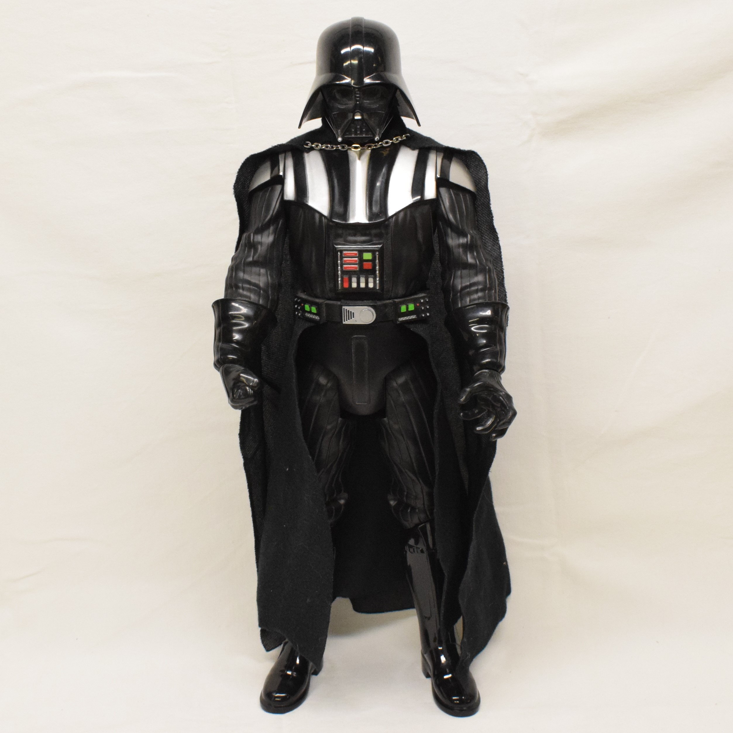 Voir photo 2 de Grande figurine articulée de 50 cm JAKKS PACIFIC 2014 et peluche 30 cm Dark Vador Grande figurine articulée de 50 cm JAKKS PACIFIC 2014 et peluche 30 cm Dark Vador Bon état reconditionné photo 2