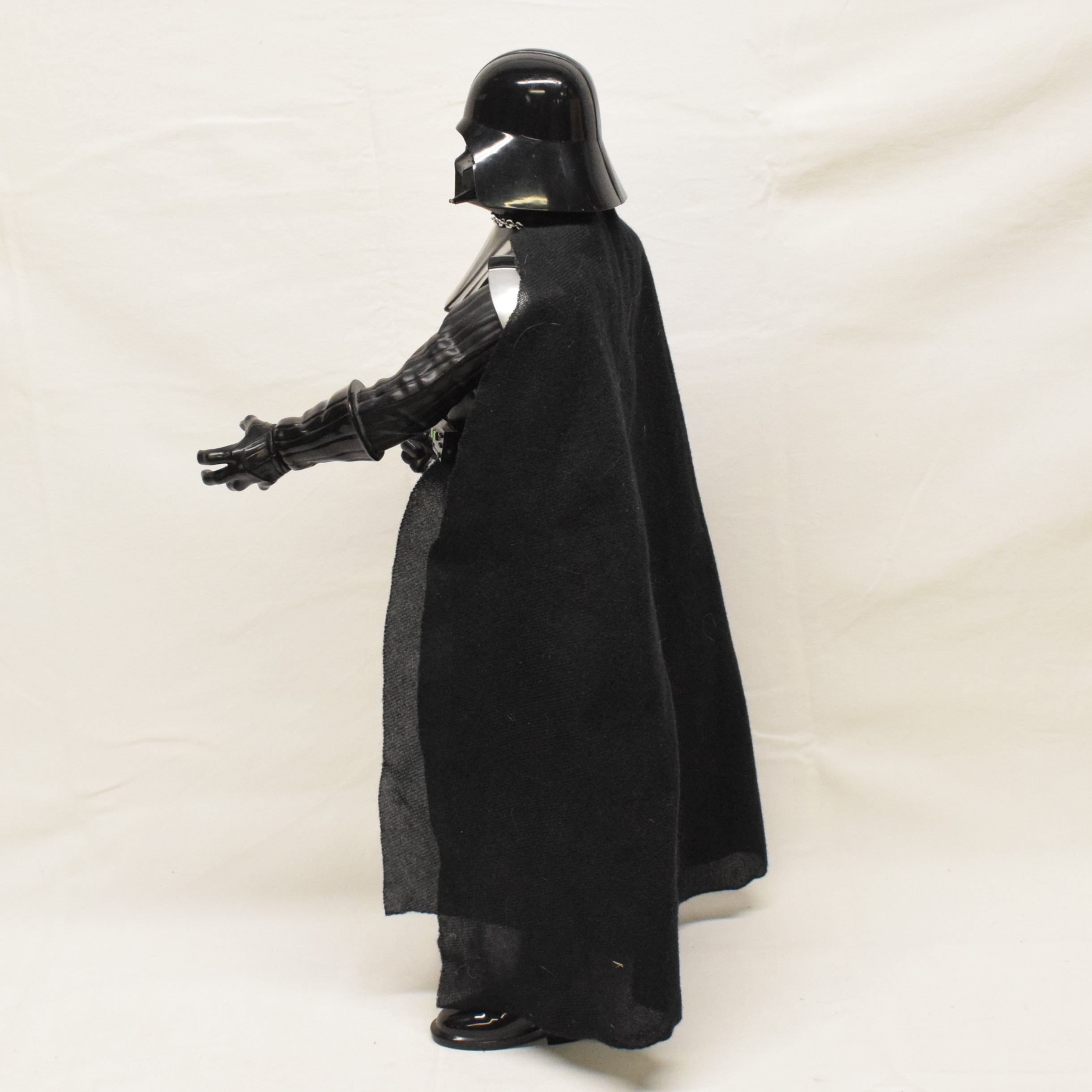 Voir photo 3 de Grande figurine articulée de 50 cm JAKKS PACIFIC 2014 et peluche 30 cm Dark Vador Grande figurine articulée de 50 cm JAKKS PACIFIC 2014 et peluche 30 cm Dark Vador Bon état reconditionné photo 3
