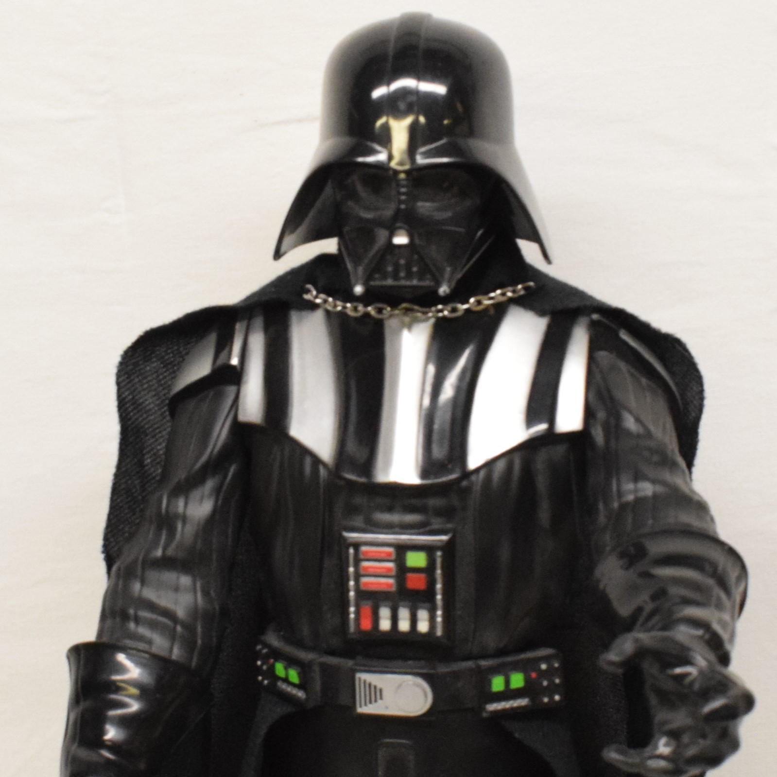 Voir photo 4 de Grande figurine articulée de 50 cm JAKKS PACIFIC 2014 et peluche 30 cm Dark Vador Grande figurine articulée de 50 cm JAKKS PACIFIC 2014 et peluche 30 cm Dark Vador Bon état reconditionné photo 4