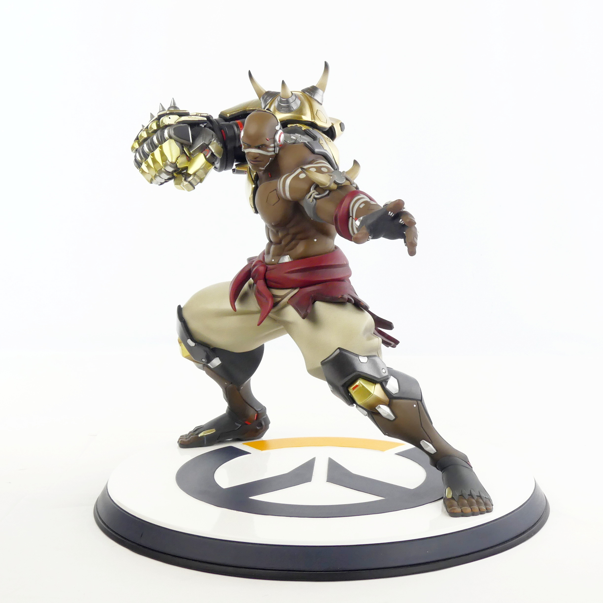 Voir photo 2 de Grande figurine Overwatch : Doomfist 33 cm - 2018 Grande figurine Overwatch : Doomfist 33 cm - 2018 reconditionné photo 2