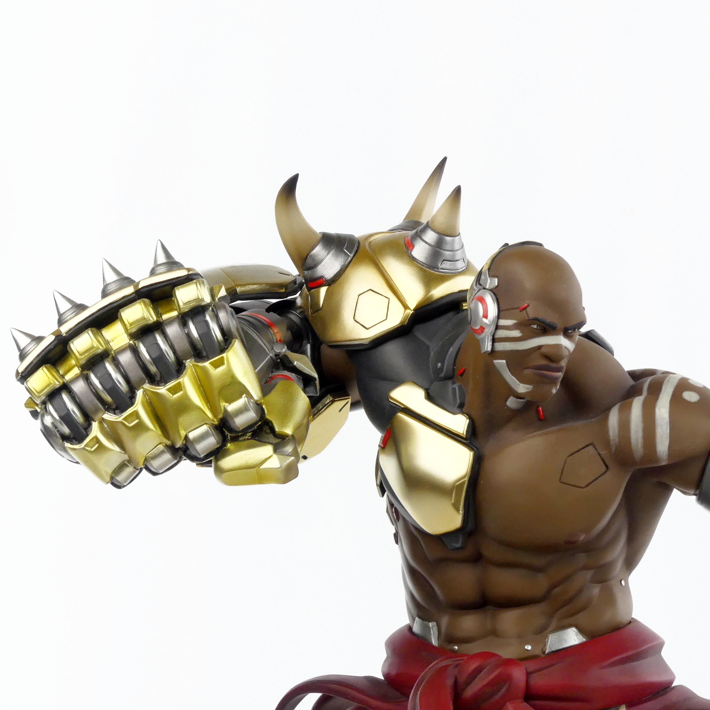 Voir photo 4 de Grande figurine Overwatch : Doomfist 33 cm - 2018 Grande figurine Overwatch : Doomfist 33 cm - 2018 reconditionné photo 4