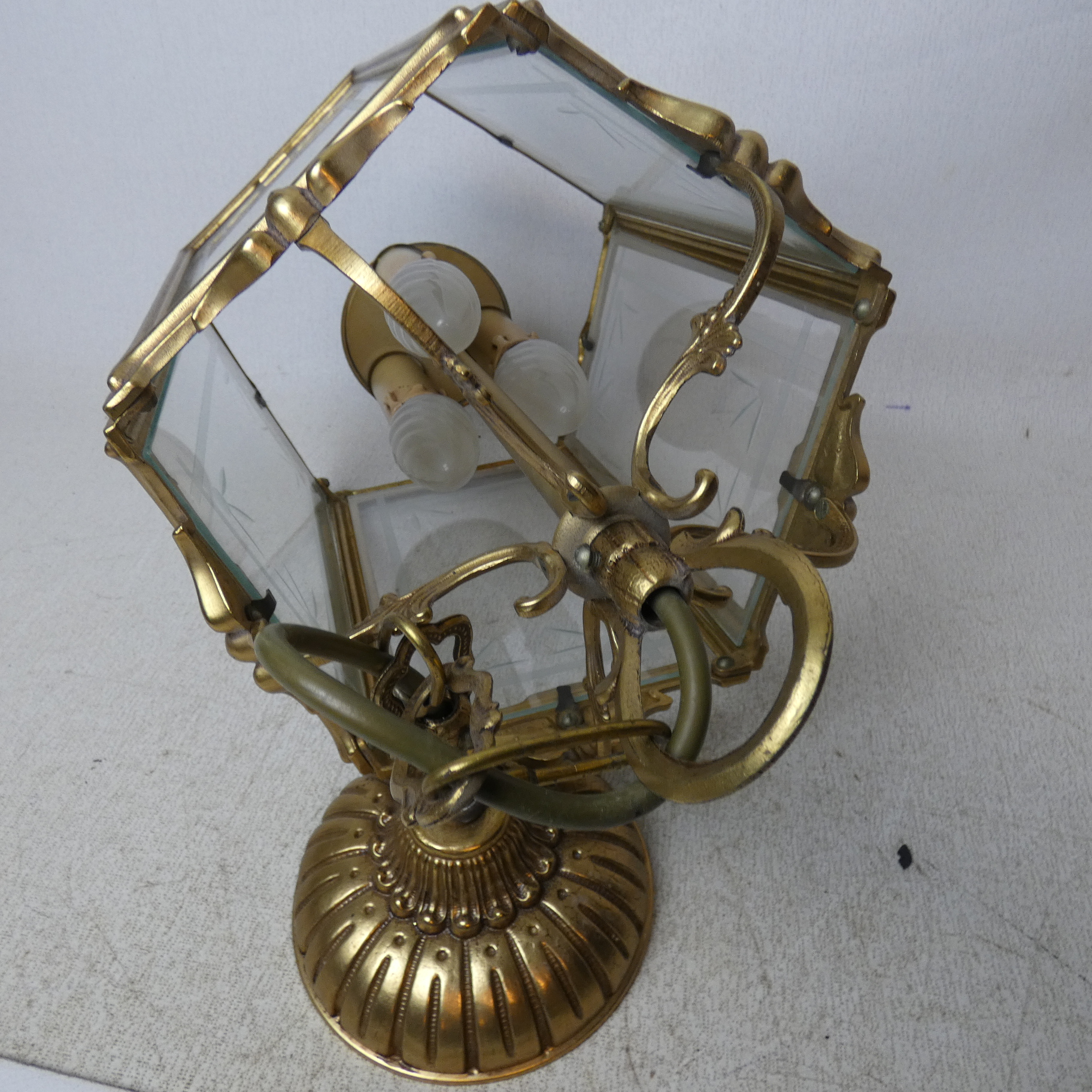 Voir photo 2 de Grande lanterne en bronze et verre biseauté à 3 feux style Louis XV Grande lanterne en bronze et verre biseauté à 3 feux style Louis XV Très bon état reconditionné photo 2