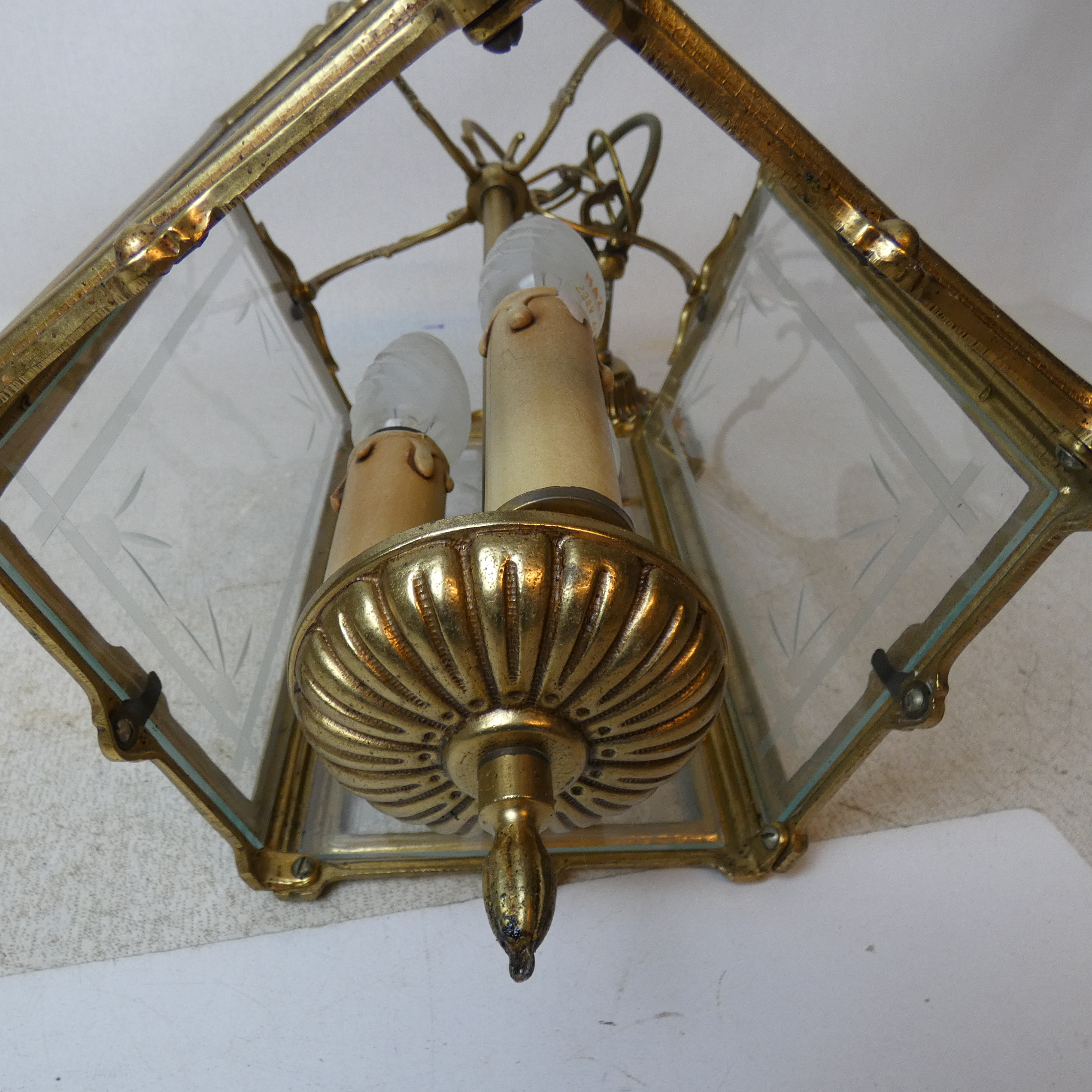 Voir photo 3 de Grande lanterne en bronze et verre biseauté à 3 feux style Louis XV Grande lanterne en bronze et verre biseauté à 3 feux style Louis XV Très bon état reconditionné photo 3