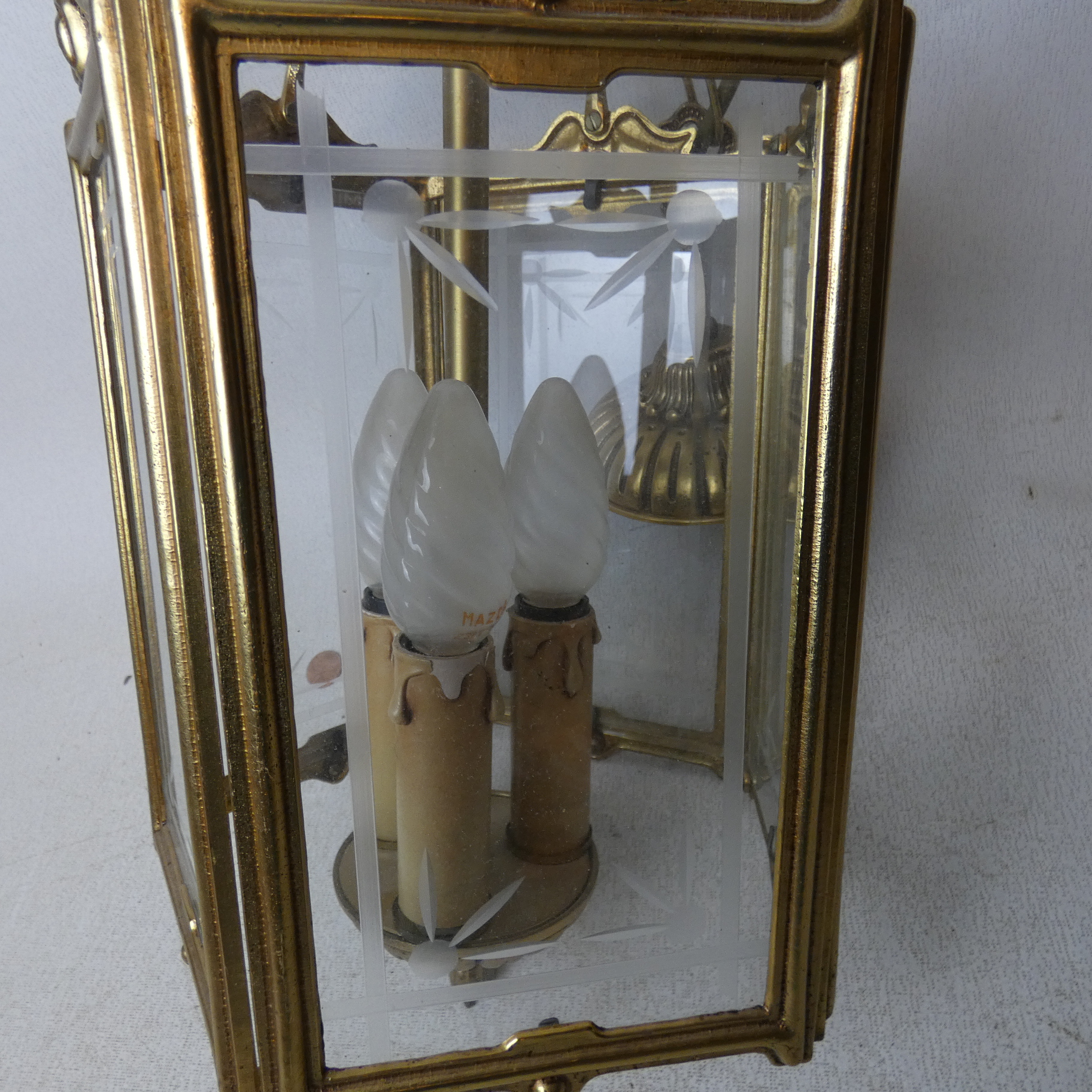 Voir photo 4 de Grande lanterne en bronze et verre biseauté à 3 feux style Louis XV Grande lanterne en bronze et verre biseauté à 3 feux style Louis XV Très bon état reconditionné photo 4