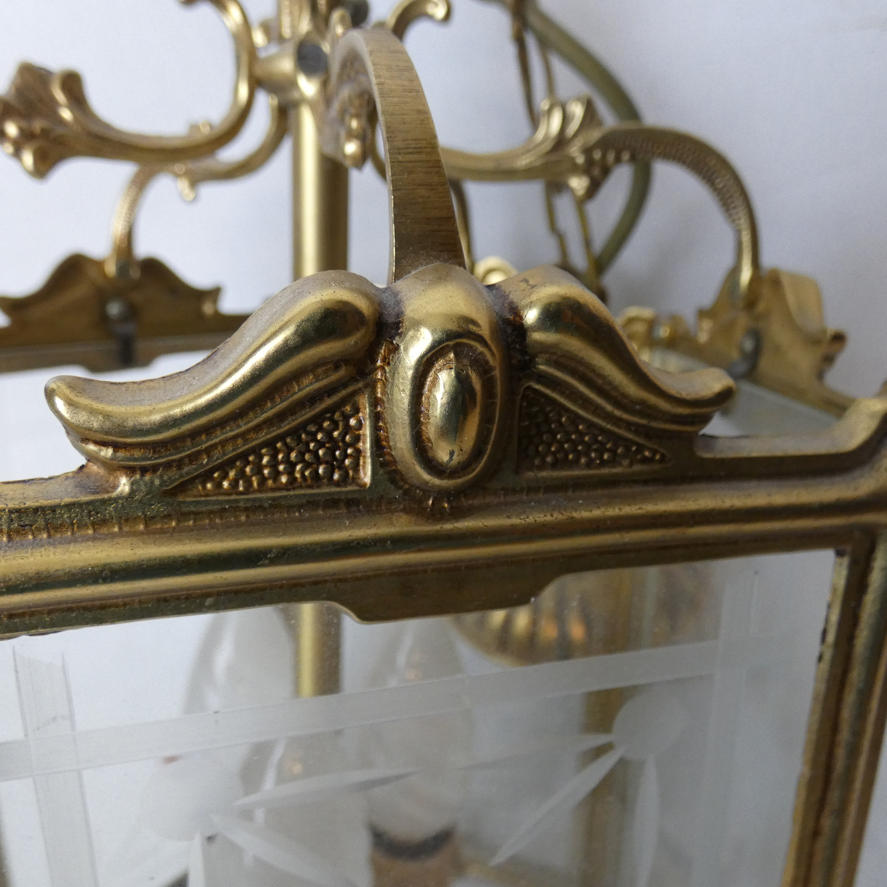 Voir photo 5 de Grande lanterne en bronze et verre biseauté à 3 feux style Louis XV Grande lanterne en bronze et verre biseauté à 3 feux style Louis XV Très bon état reconditionné photo 5
