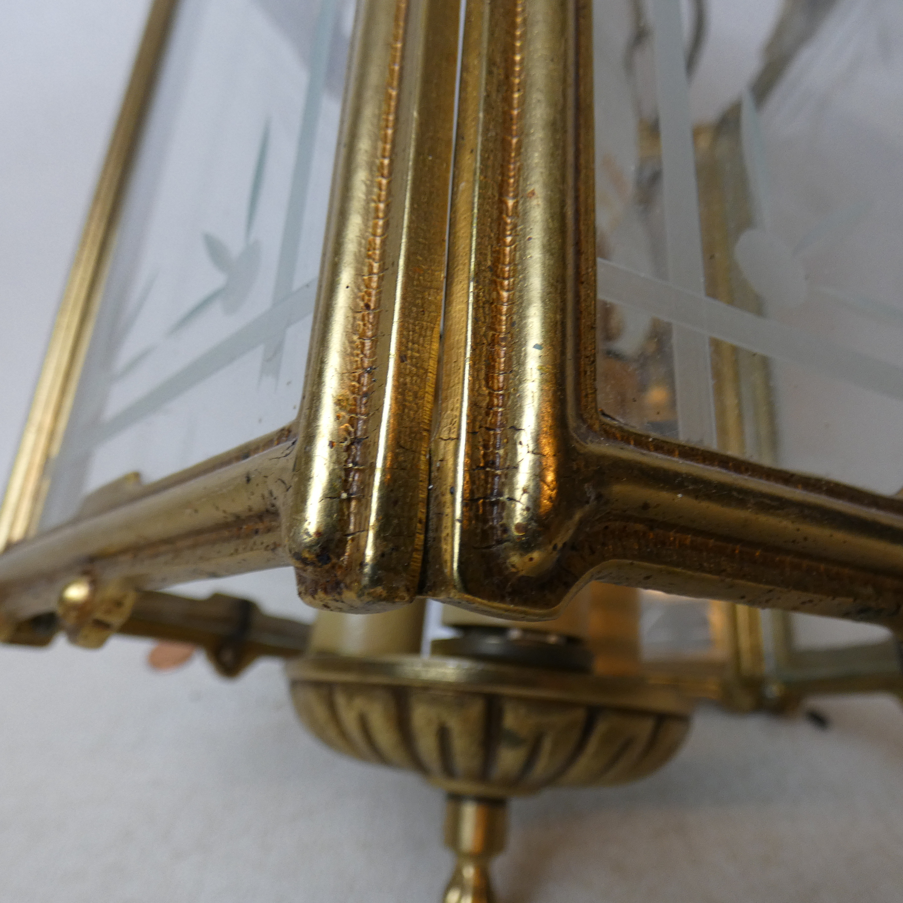 Voir photo 7 de Grande lanterne en bronze et verre biseauté à 3 feux style Louis XV Grande lanterne en bronze et verre biseauté à 3 feux style Louis XV Très bon état reconditionné photo 7