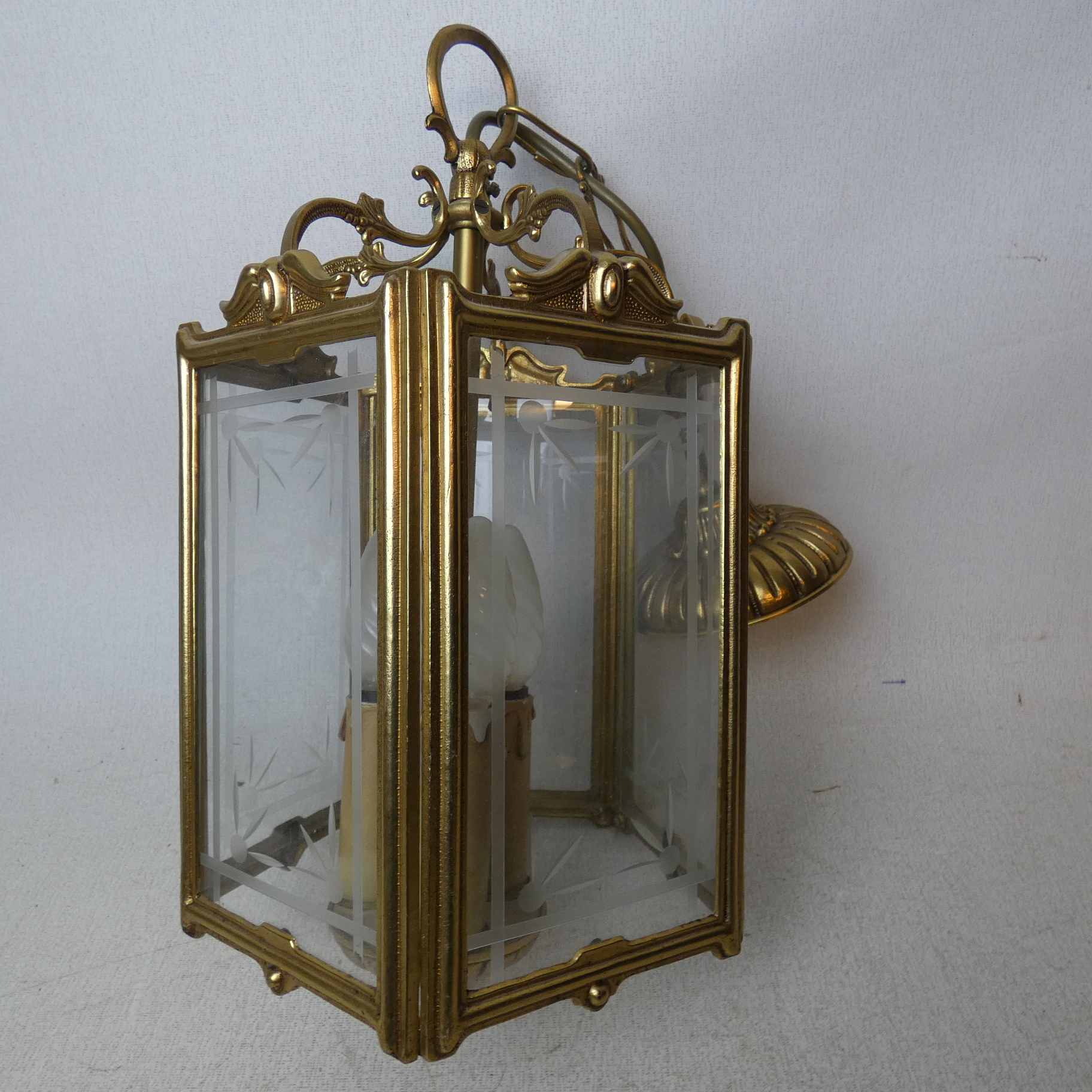 Grande lanterne en bronze et verre biseauté à 3 feux style Louis XV Très bon état - 120,00 € Grande lanterne en bronze et verre biseauté à 3 feux style Louis XV Très bon état reconditionné disponible sur Label Emmaüs