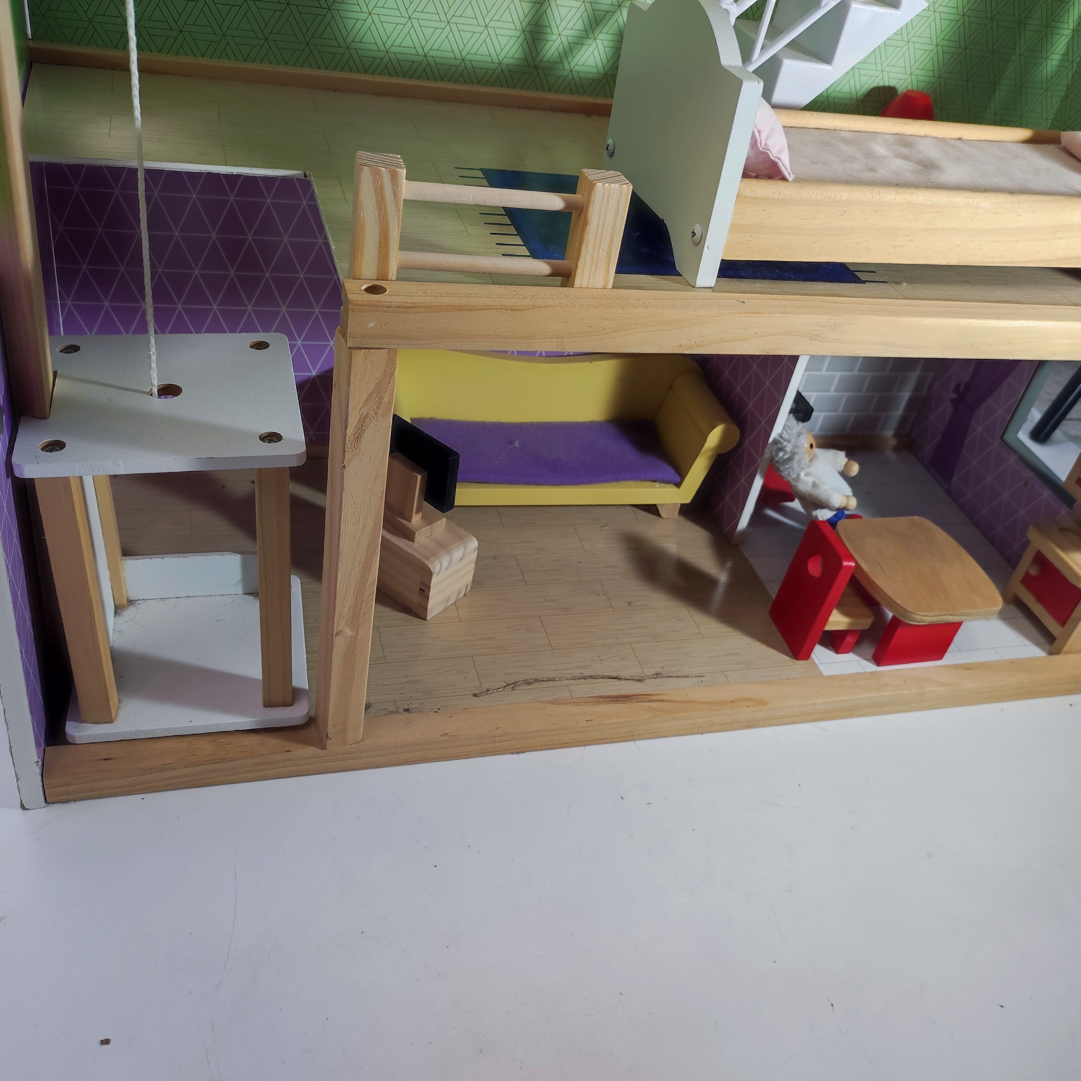 Voir photo 3 de Grande maison en bois avec son mobiliers 80cm Grande maison en bois avec son mobiliers 80cm Très bon état reconditionné photo 3