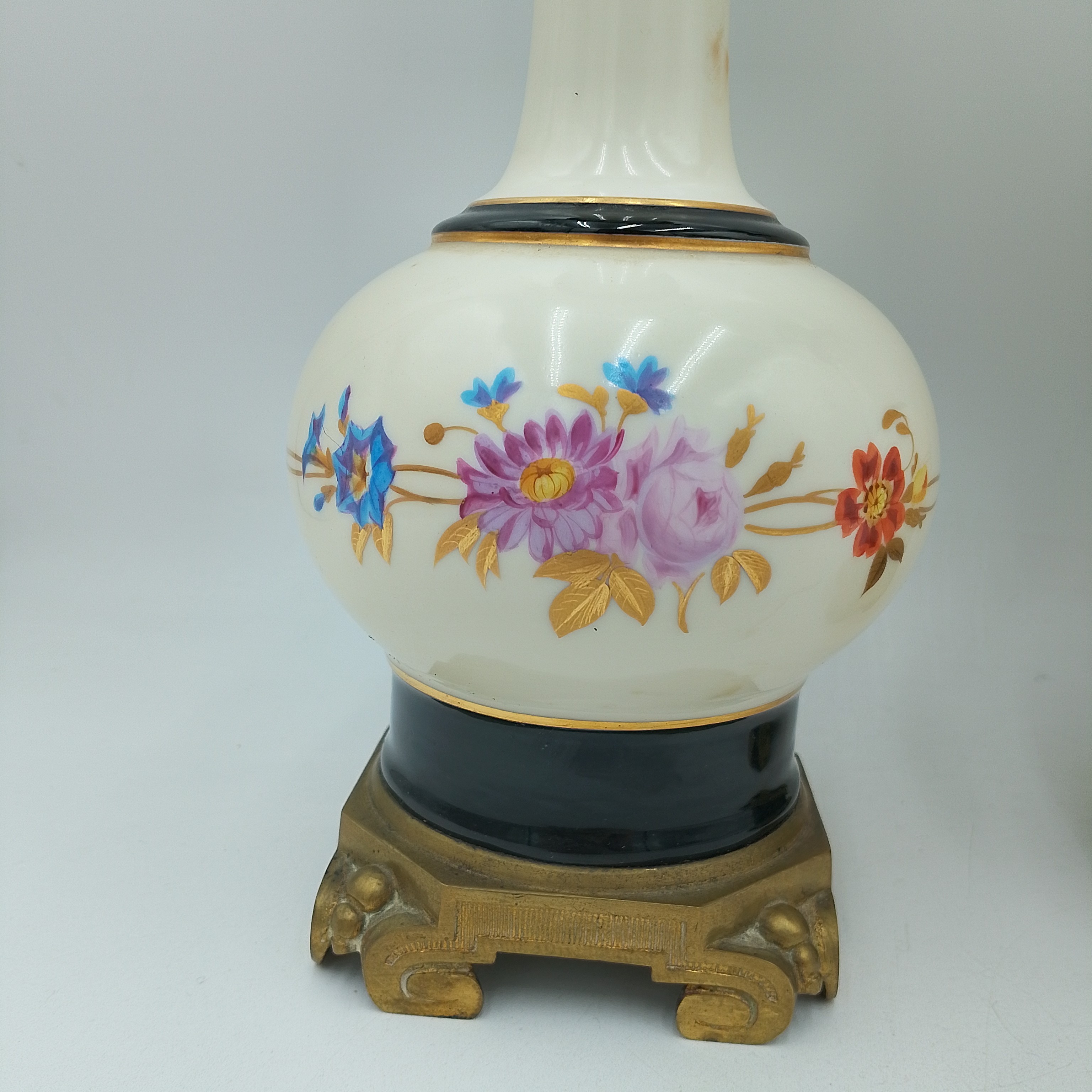 Voir photo 2 de Grande paire de lampes à pétrole vintage en porcelaine fleurie et laiton – globe opalin Grande paire de lampes à pétrole vintage en porcelaine fleurie et laiton – globe opalin Bon état reconditionné photo 2