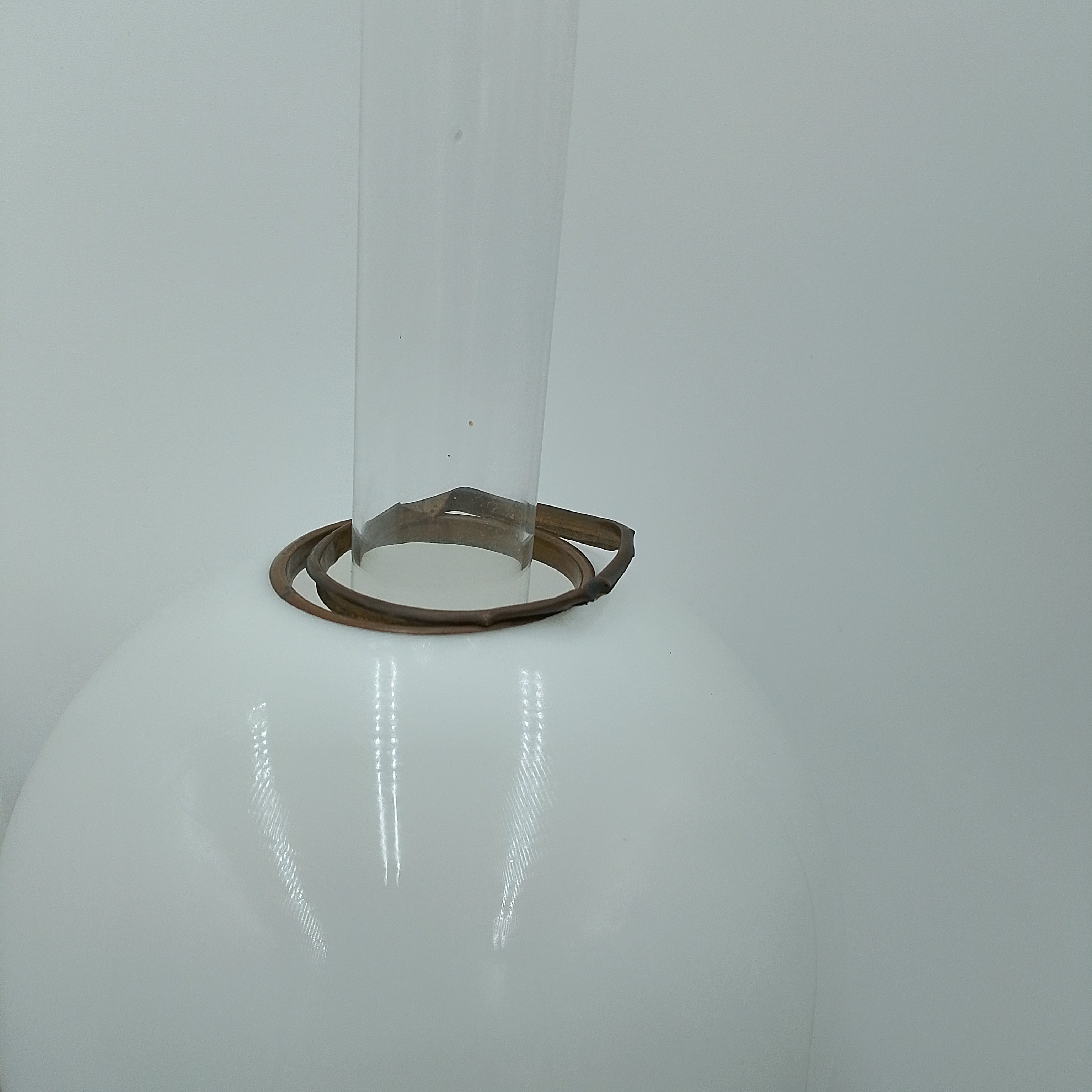 Voir photo 4 de Grande paire de lampes à pétrole vintage en porcelaine fleurie et laiton – globe opalin Grande paire de lampes à pétrole vintage en porcelaine fleurie et laiton – globe opalin Bon état reconditionné photo 4