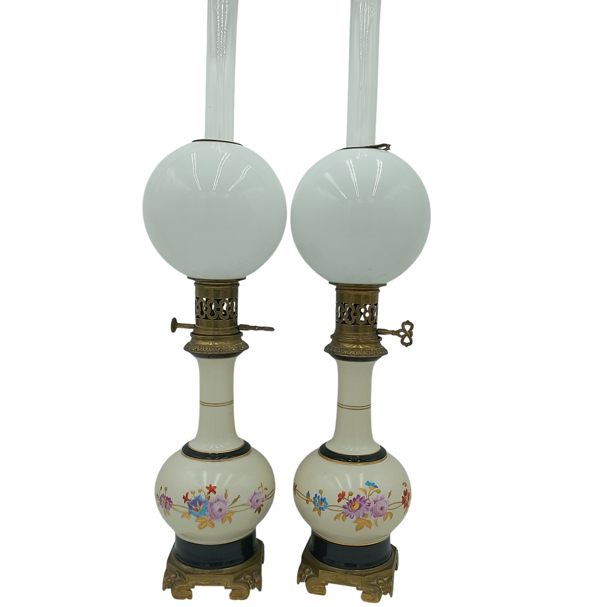 Grande paire de lampes à pétrole vintage en porcelaine fleurie et laiton – globe opalin Bon état - 110,00 € Grande paire de lampes à pétrole vintage en porcelaine fleurie et laiton – globe opalin Bon état reconditionné disponible sur Label Emmaüs