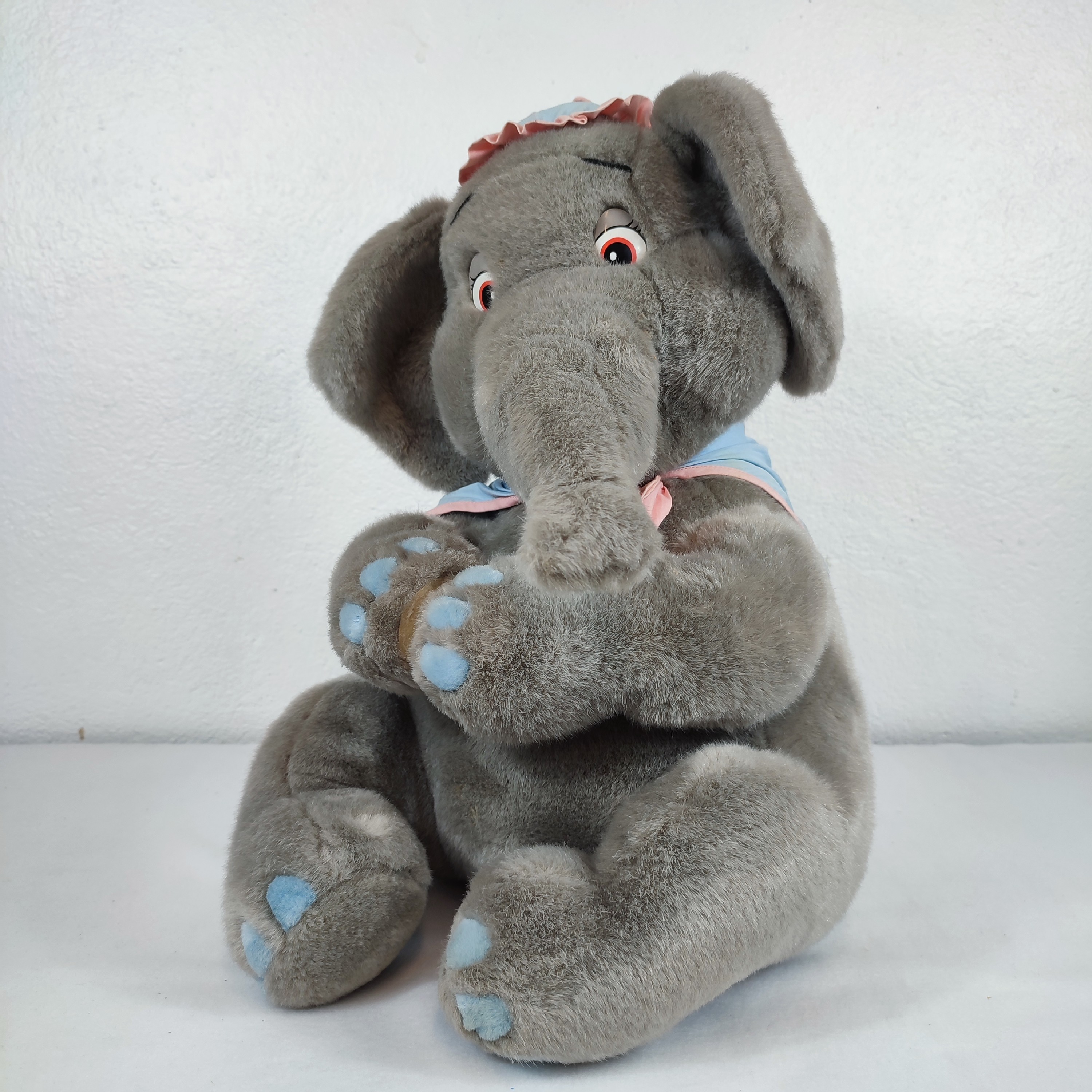 Voir photo 4 de Grande peluche 42 cm "La Maman de DUMBO" - DISNEY Grande peluche 42 cm "La Maman de DUMBO" - DISNEY État correct reconditionné photo 4
