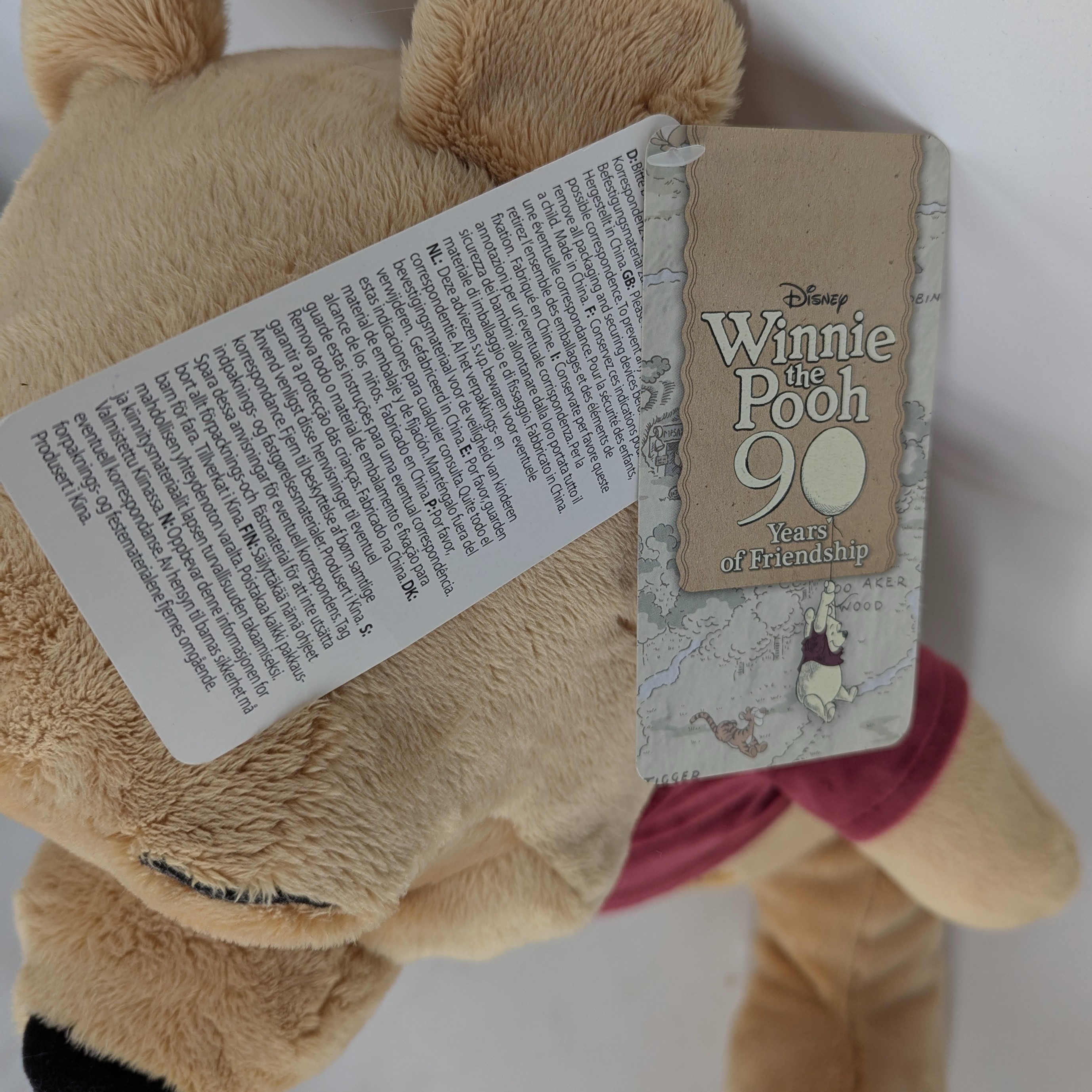 Voir photo 2 de Grande peluche WINNIE THE POOH celebrating 90 years avec étiquettes Grande peluche WINNIE THE POOH celebrating 90 years avec étiquettes Parfait état reconditionné photo 2