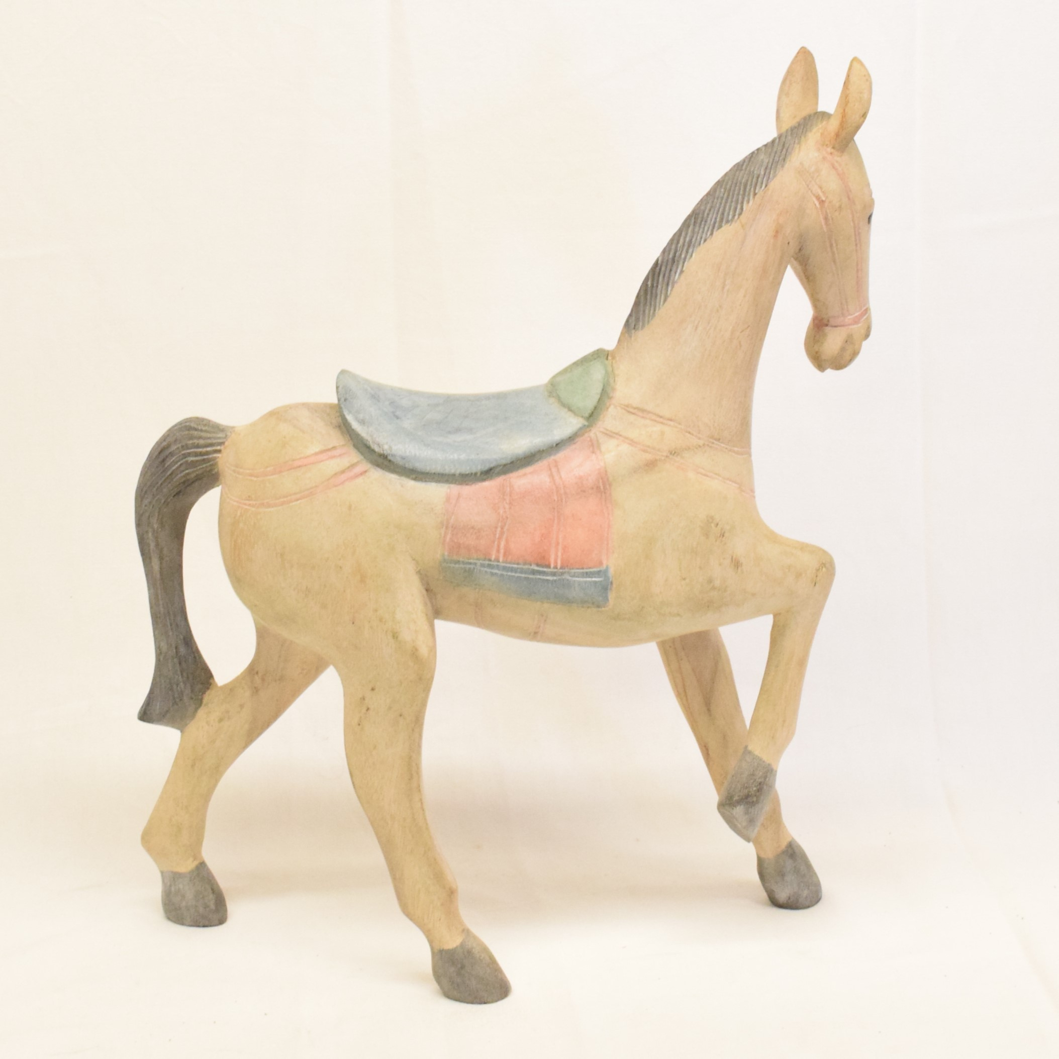 Voir photo 2 de Grande statuette en bois représentant un cheval en mouvement Grande statuette en bois représentant un cheval en mouvement Bon état reconditionné photo 2