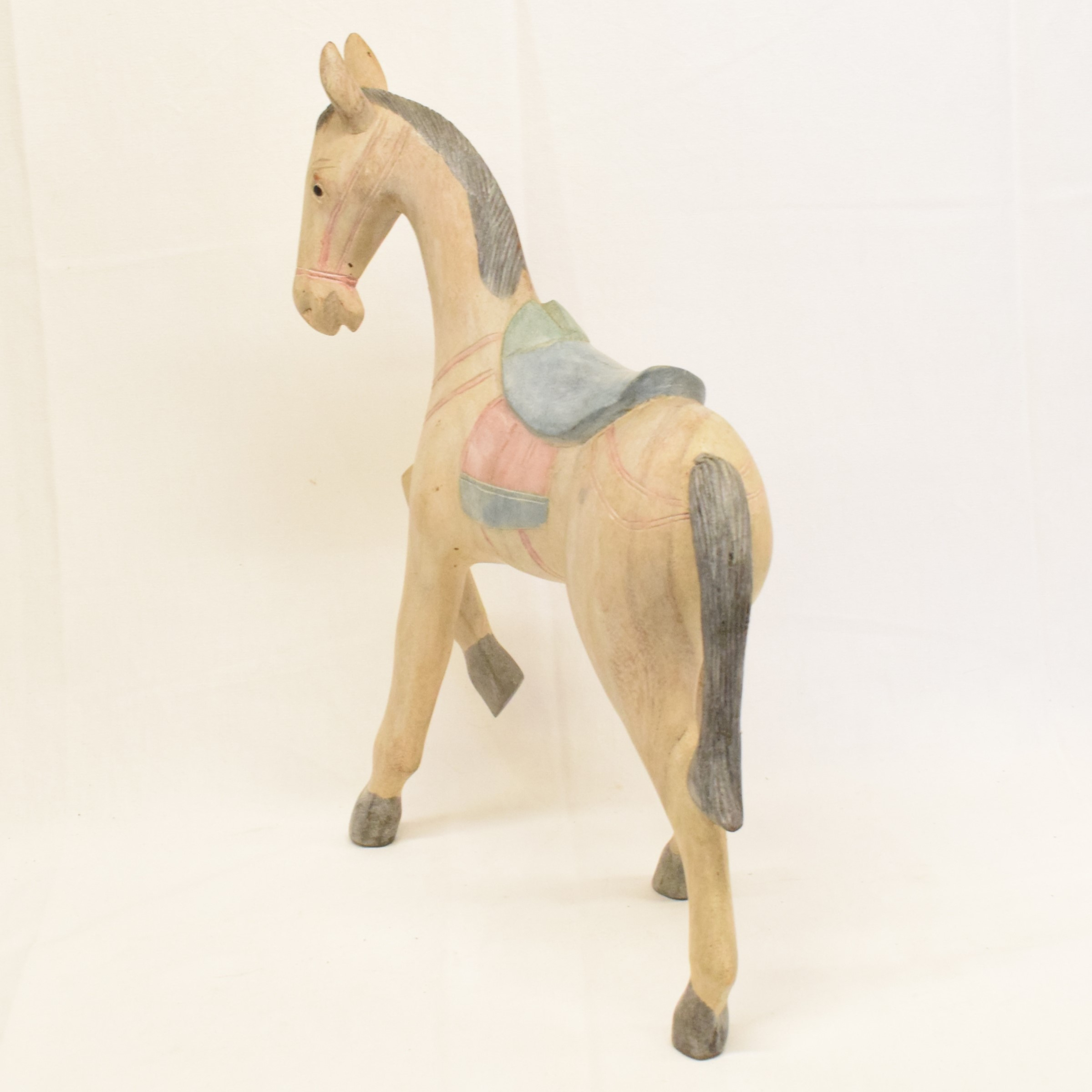 Voir photo 3 de Grande statuette en bois représentant un cheval en mouvement Grande statuette en bois représentant un cheval en mouvement Bon état reconditionné photo 3