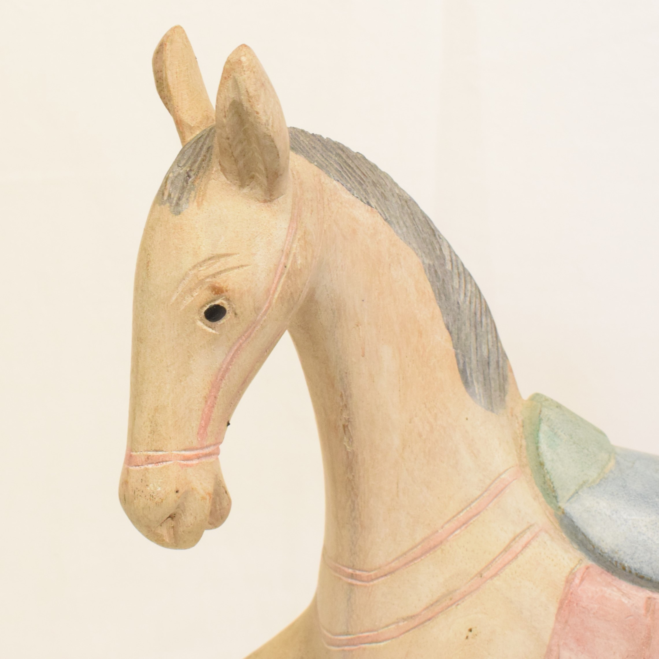 Voir photo 4 de Grande statuette en bois représentant un cheval en mouvement Grande statuette en bois représentant un cheval en mouvement Bon état reconditionné photo 4