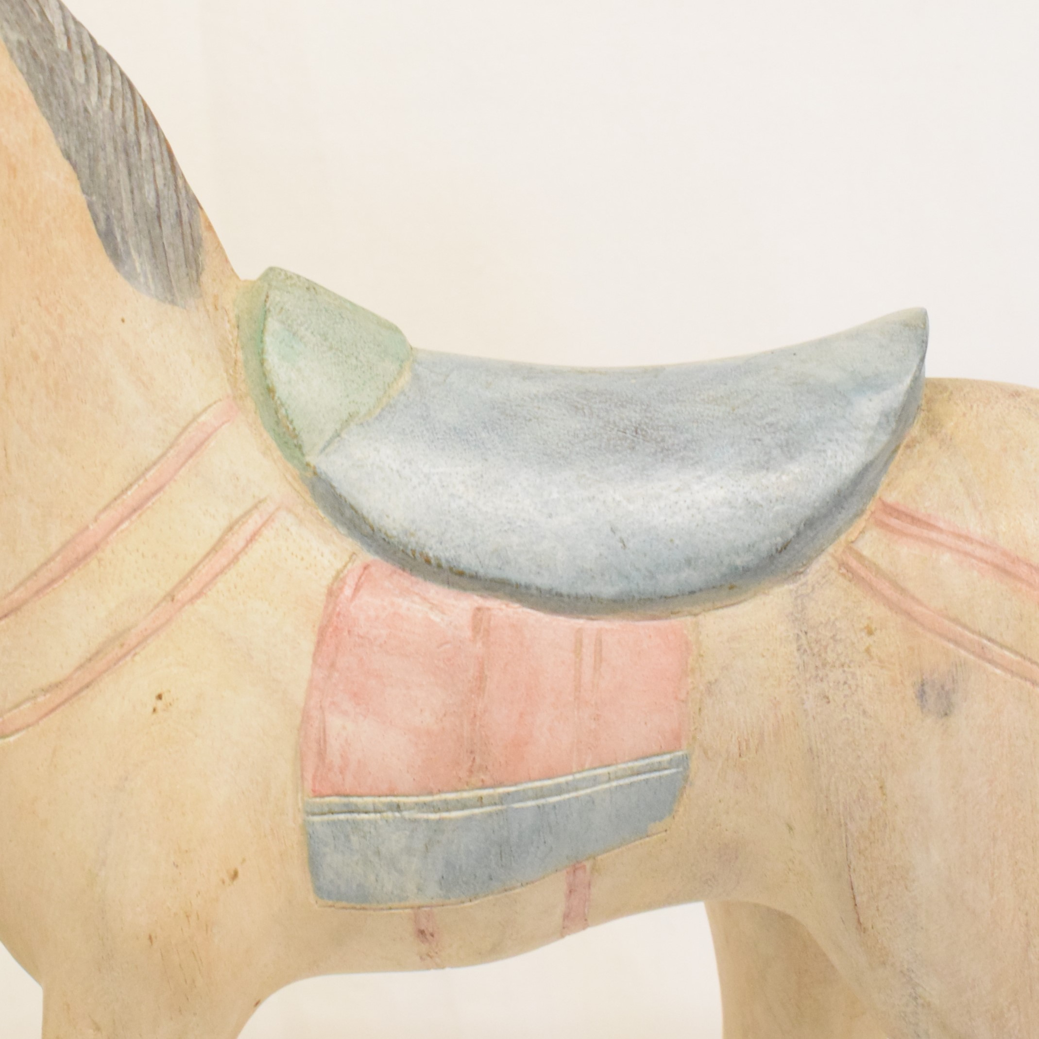 Voir photo 5 de Grande statuette en bois représentant un cheval en mouvement Grande statuette en bois représentant un cheval en mouvement Bon état reconditionné photo 5
