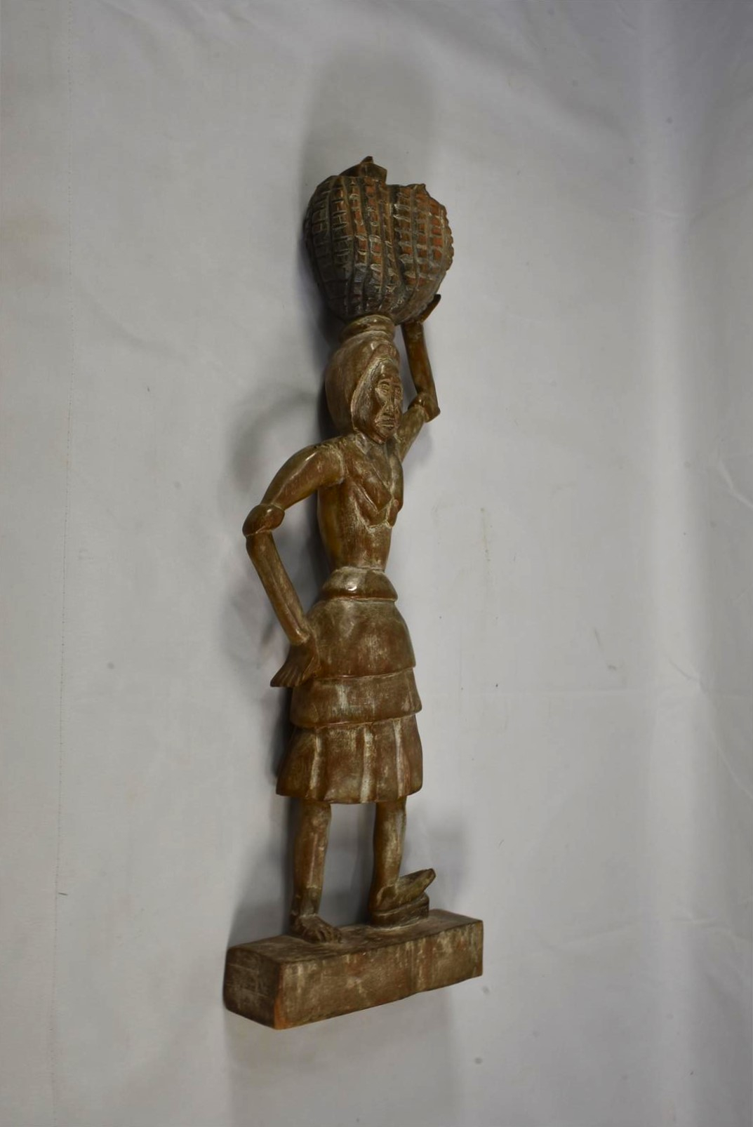 Voir photo 2 de Grande statuette en bois représentant une femme portant un chargement sur la tête Grande statuette en bois représentant une femme portant un chargement sur la tête État correct reconditionné photo 2