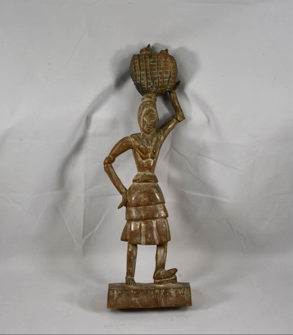 Grande statuette en bois représentant une femme portant un chargement sur la tête État correct - 37,50 € Grande statuette en bois représentant une femme portant un chargement sur la tête État correct reconditionné disponible sur Label Emmaüs