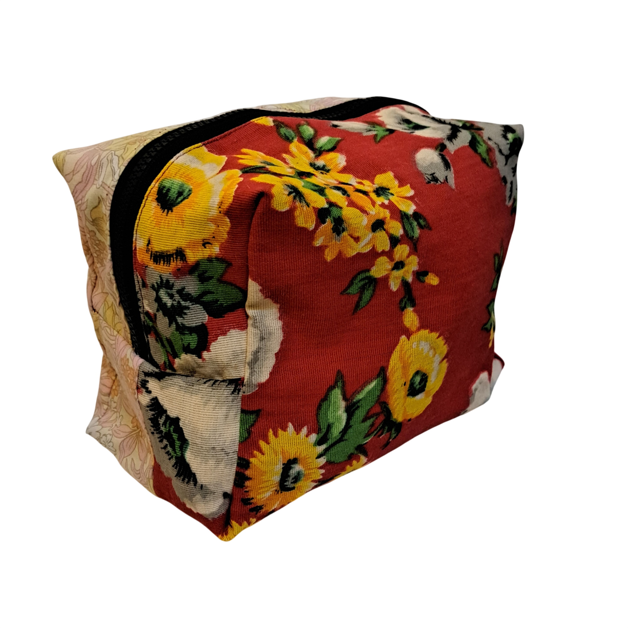 Grande trousse de toilette - 100% matières recyclées - Etoffe Meuse Parfait état - 12,00 € Grande trousse de toilette - 100% matières recyclées - Etoffe Meuse Parfait état reconditionné disponible sur Label Emmaüs