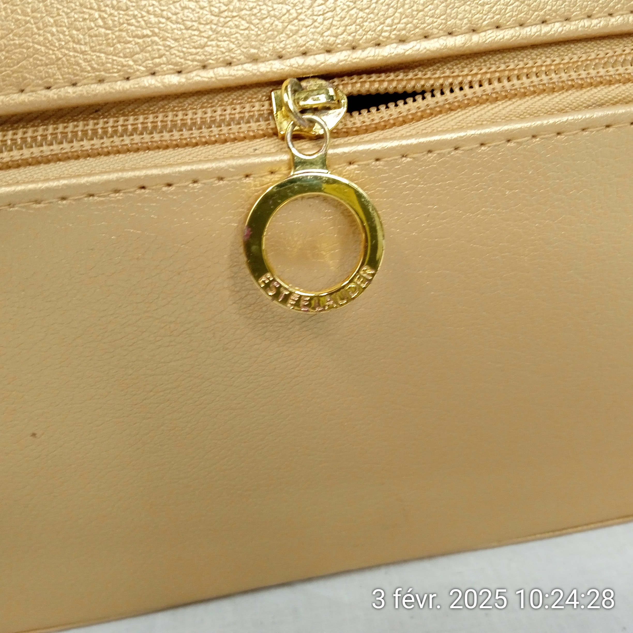 Voir photo 2 de Grande trousse de voyage ESTEE LAUDER style rétro en similicuir doré Grande trousse de voyage ESTEE LAUDER style rétro en similicuir doré Bon état reconditionné photo 2