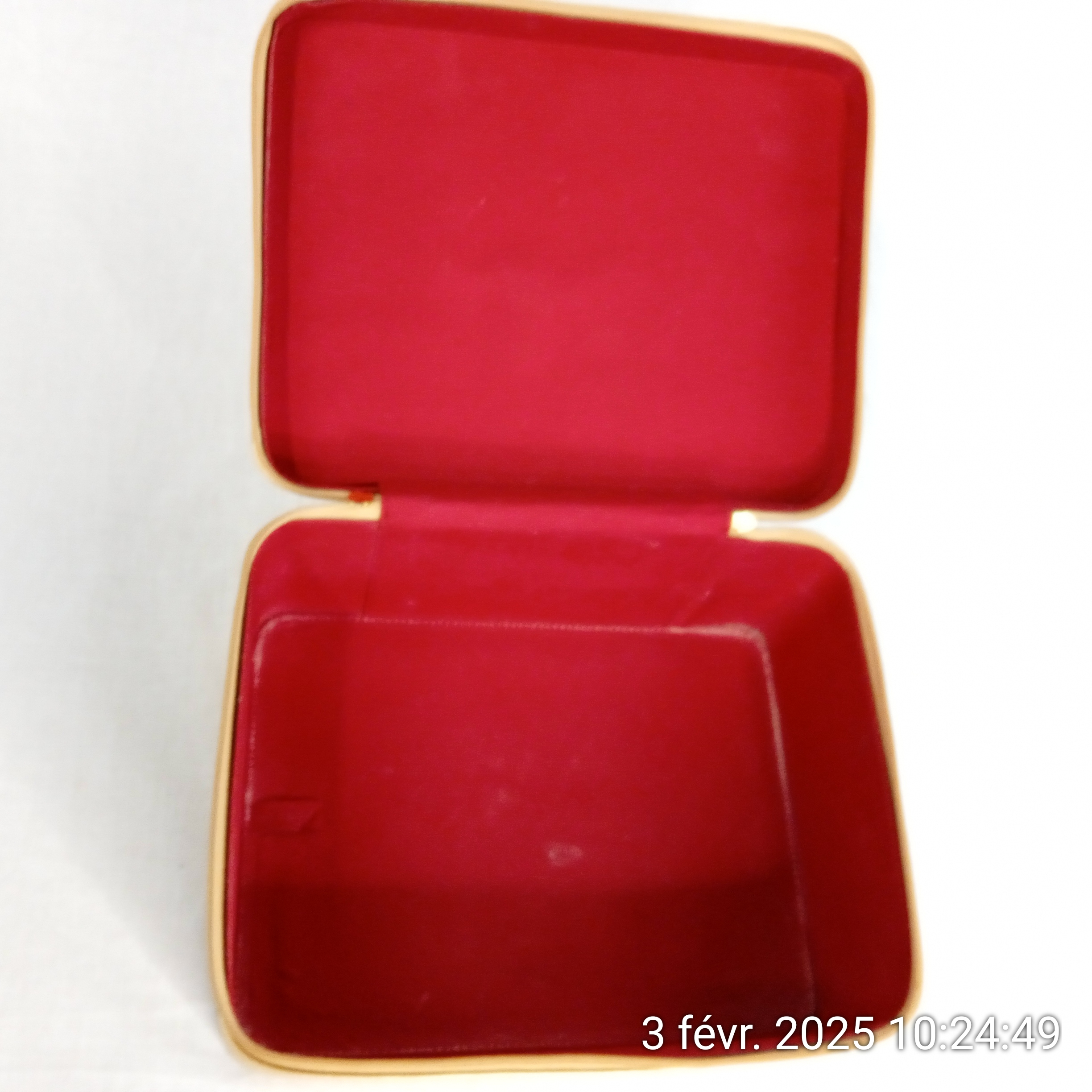 Voir photo 3 de Grande trousse de voyage ESTEE LAUDER style rétro en similicuir doré Grande trousse de voyage ESTEE LAUDER style rétro en similicuir doré Bon état reconditionné photo 3