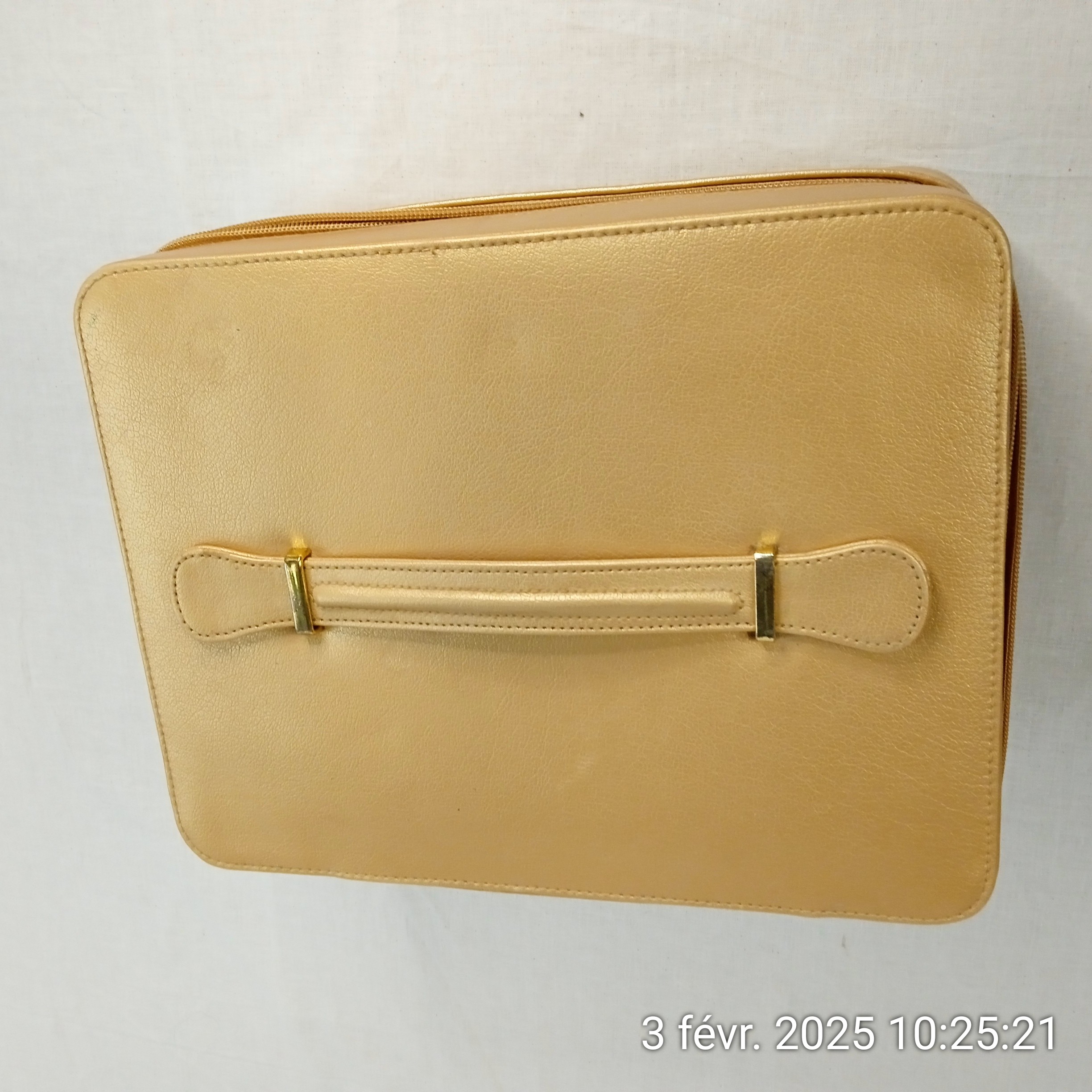 Voir photo 7 de Grande trousse de voyage ESTEE LAUDER style rétro en similicuir doré Grande trousse de voyage ESTEE LAUDER style rétro en similicuir doré Bon état reconditionné photo 7