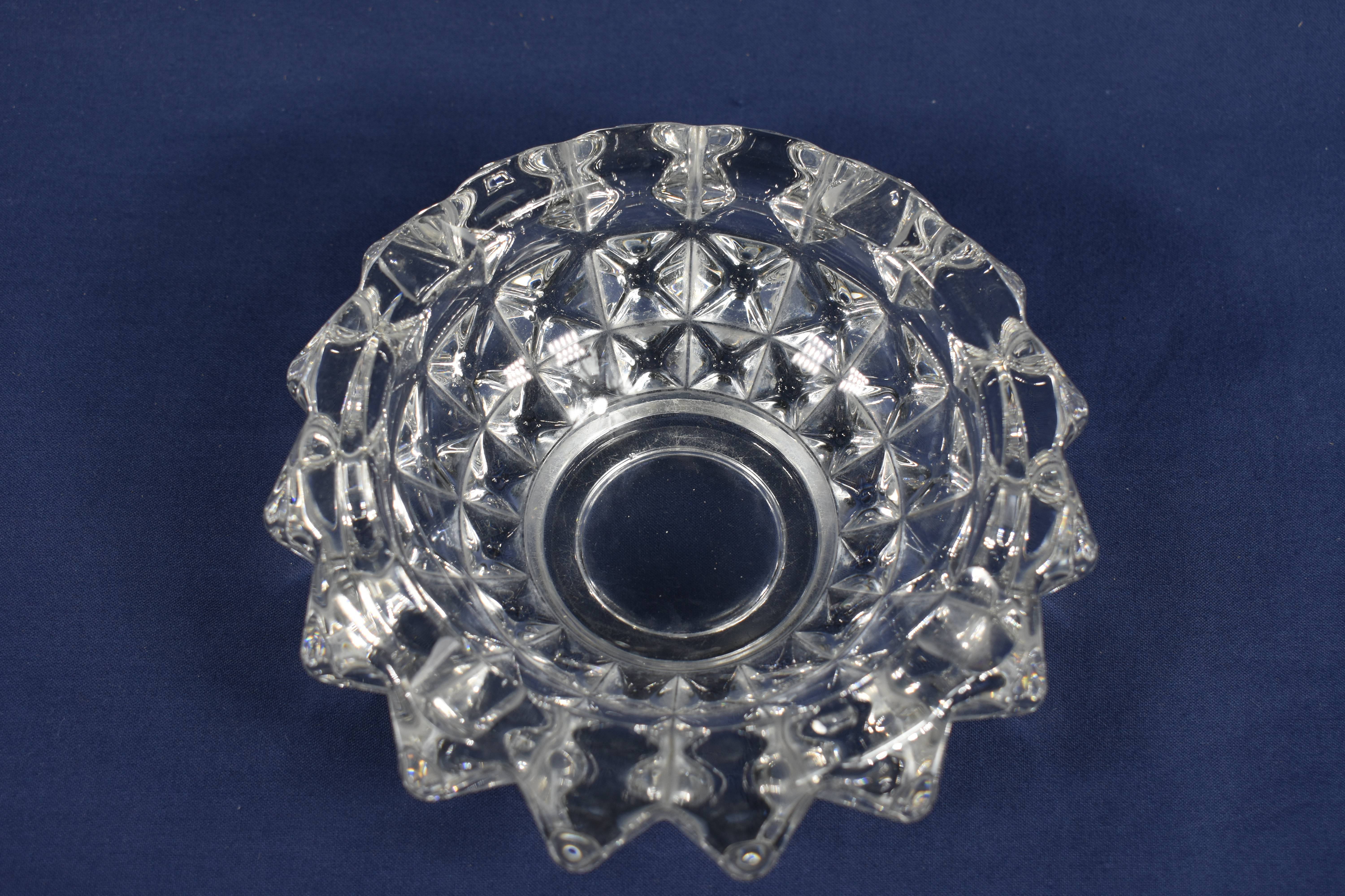 Voir photo 2 de Gros cendrier en verre plein, hauteur 5 et diamètre 16 cm. Gros cendrier en verre plein, hauteur 5 et diamètre 16 cm. Bon état reconditionné photo 2