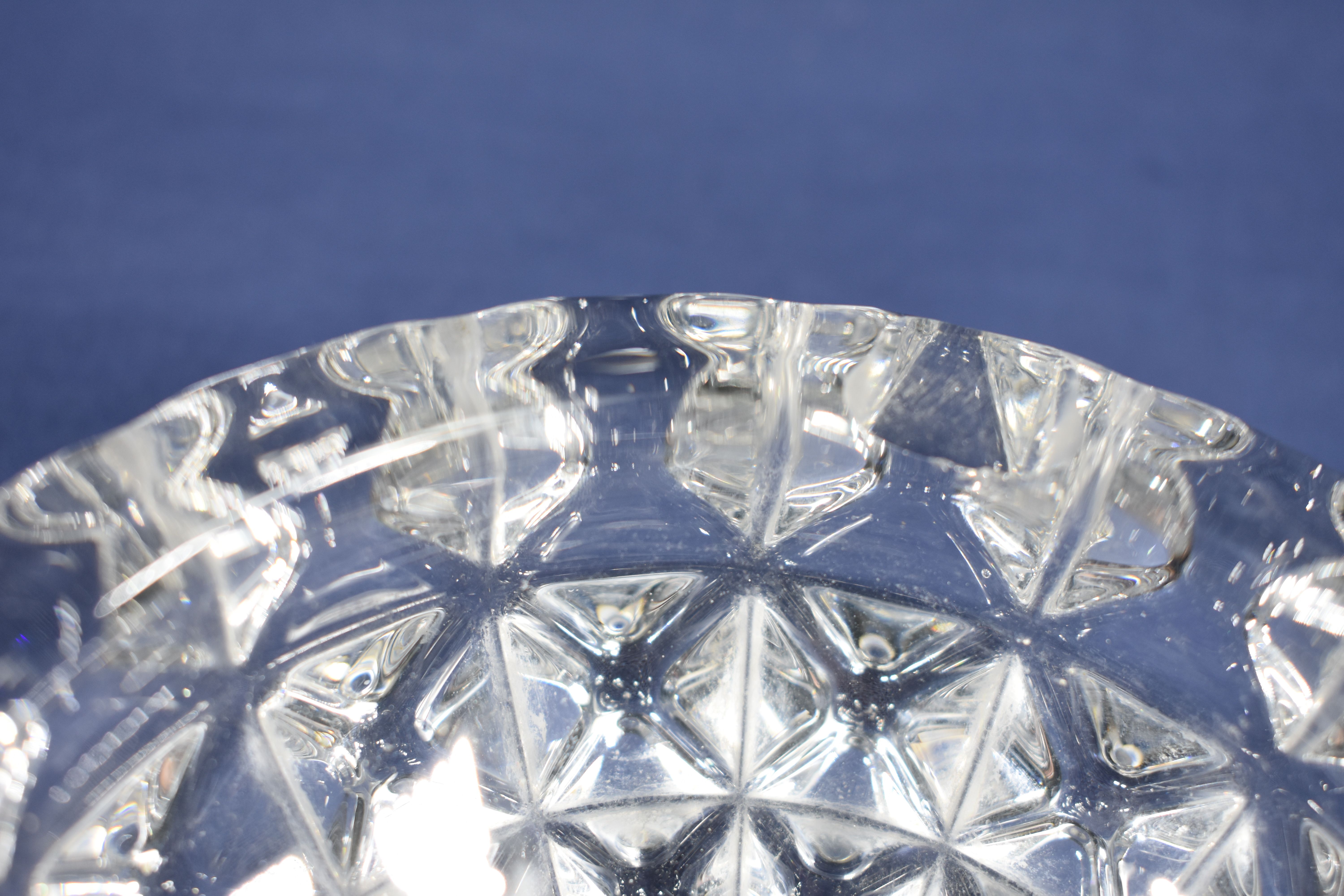 Voir photo 4 de Gros cendrier en verre plein, hauteur 5 et diamètre 16 cm. Gros cendrier en verre plein, hauteur 5 et diamètre 16 cm. Bon état reconditionné photo 4