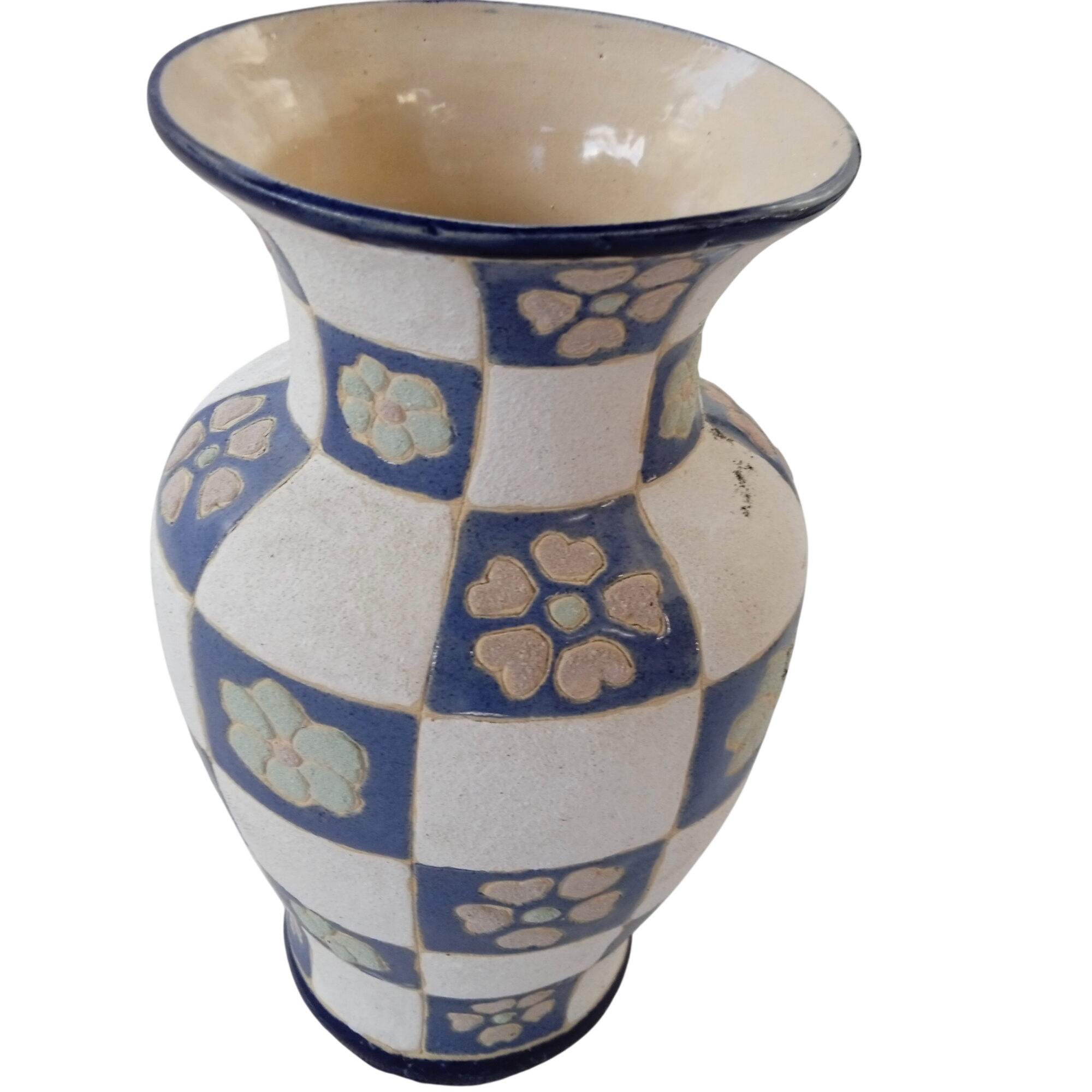 Gros vase en céramique poterie damier fait main Art Déco vintage Très bon état - 17,60 € Gros vase en céramique poterie damier fait main Art Déco vintage Très bon état reconditionné disponible sur Label Emmaüs