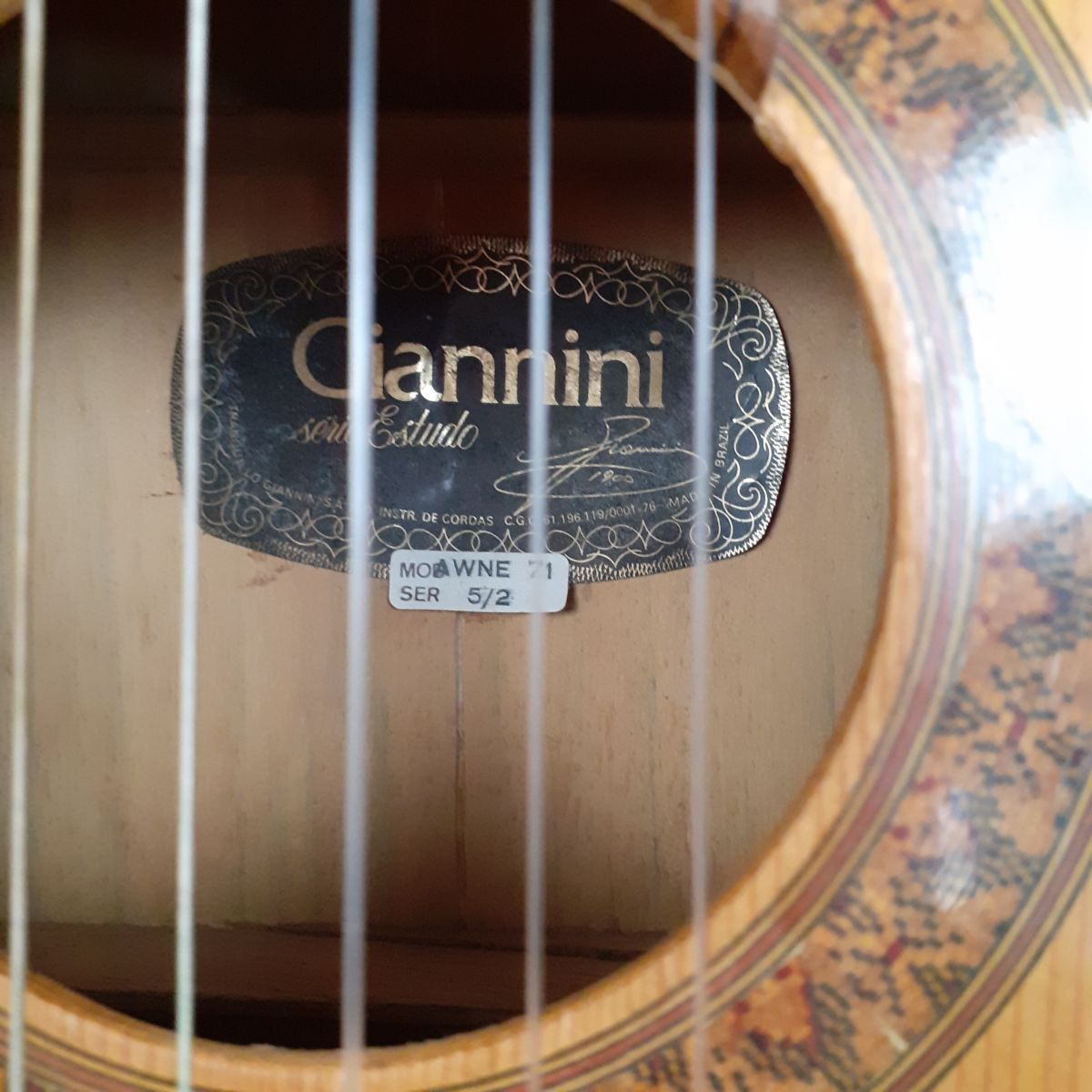 Voir photo 2 de Guitare classique vintage Giannini - Série Estudo (Modèle AWNE 71) - Fabriquée au Brésil - Années 70/80 Guitare classique vintage Giannini - Série Estudo (Modèle AWNE 71) - Fabriquée au Brésil - Années 70/80 Très bon état reconditionné photo 2
