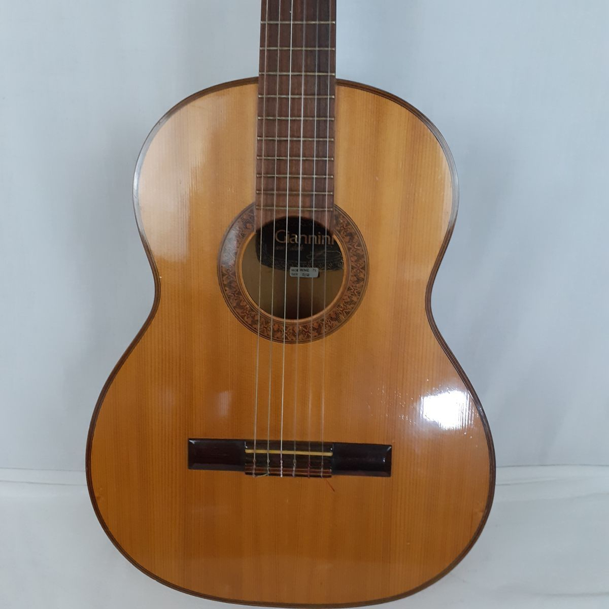Voir photo 3 de Guitare classique vintage Giannini - Série Estudo (Modèle AWNE 71) - Fabriquée au Brésil - Années 70/80 Guitare classique vintage Giannini - Série Estudo (Modèle AWNE 71) - Fabriquée au Brésil - Années 70/80 Très bon état reconditionné photo 3