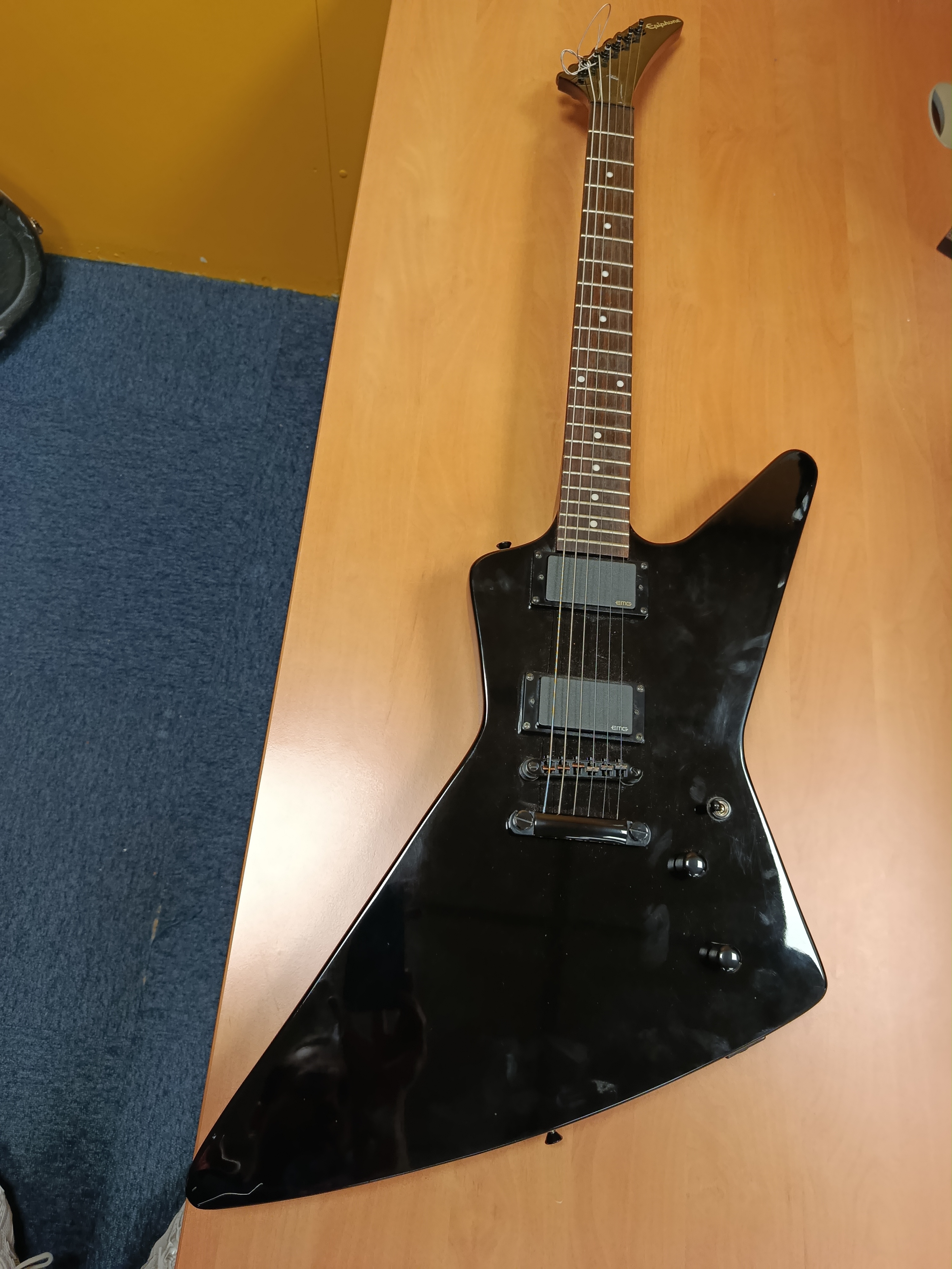 Guitare électrique Epiphhone Explorer 1984 EX Très bon état reconditionné disponible sur Zic Ethic | Dero
