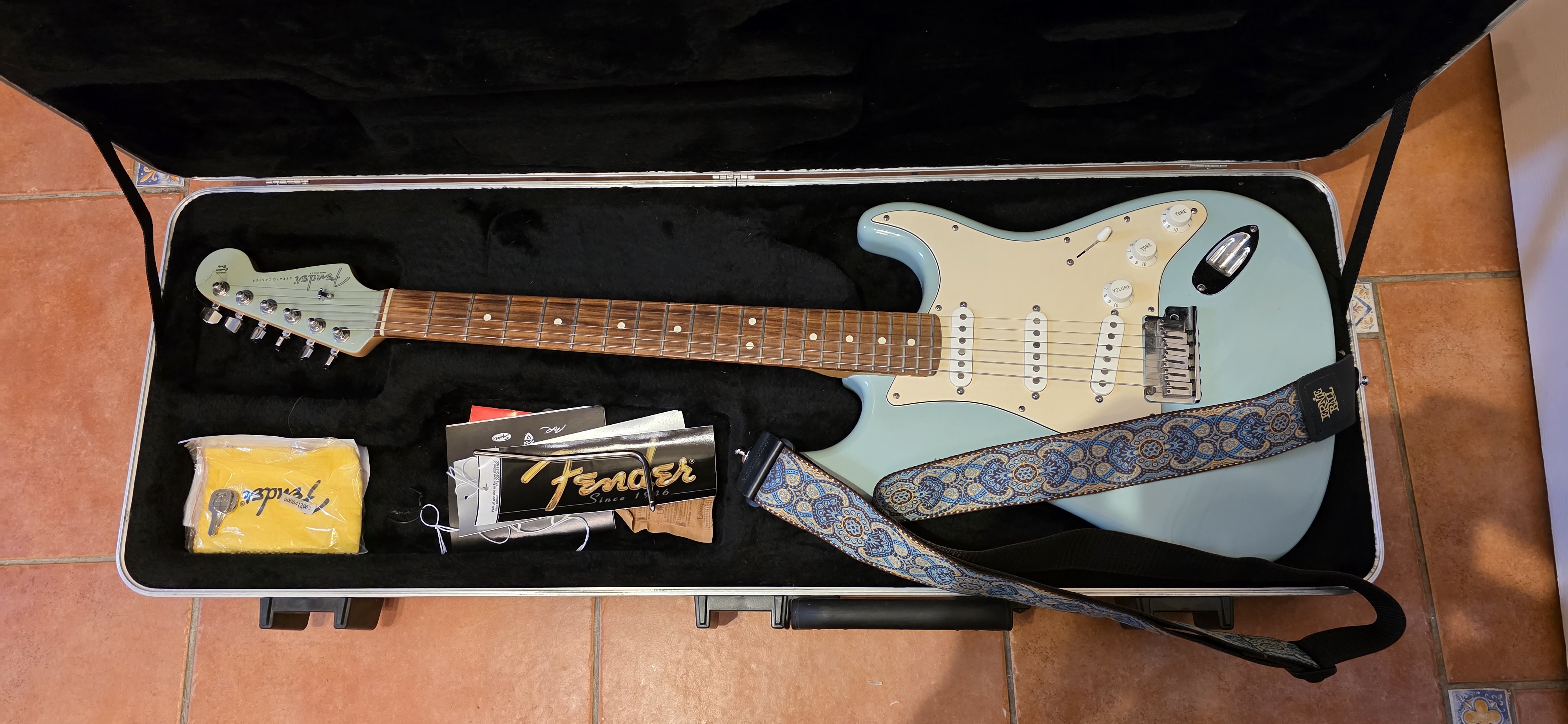 Guitare électrique Fender Stratocaster American FSR Daphne Blue Très bon état reconditionné disponible sur Zic Ethic