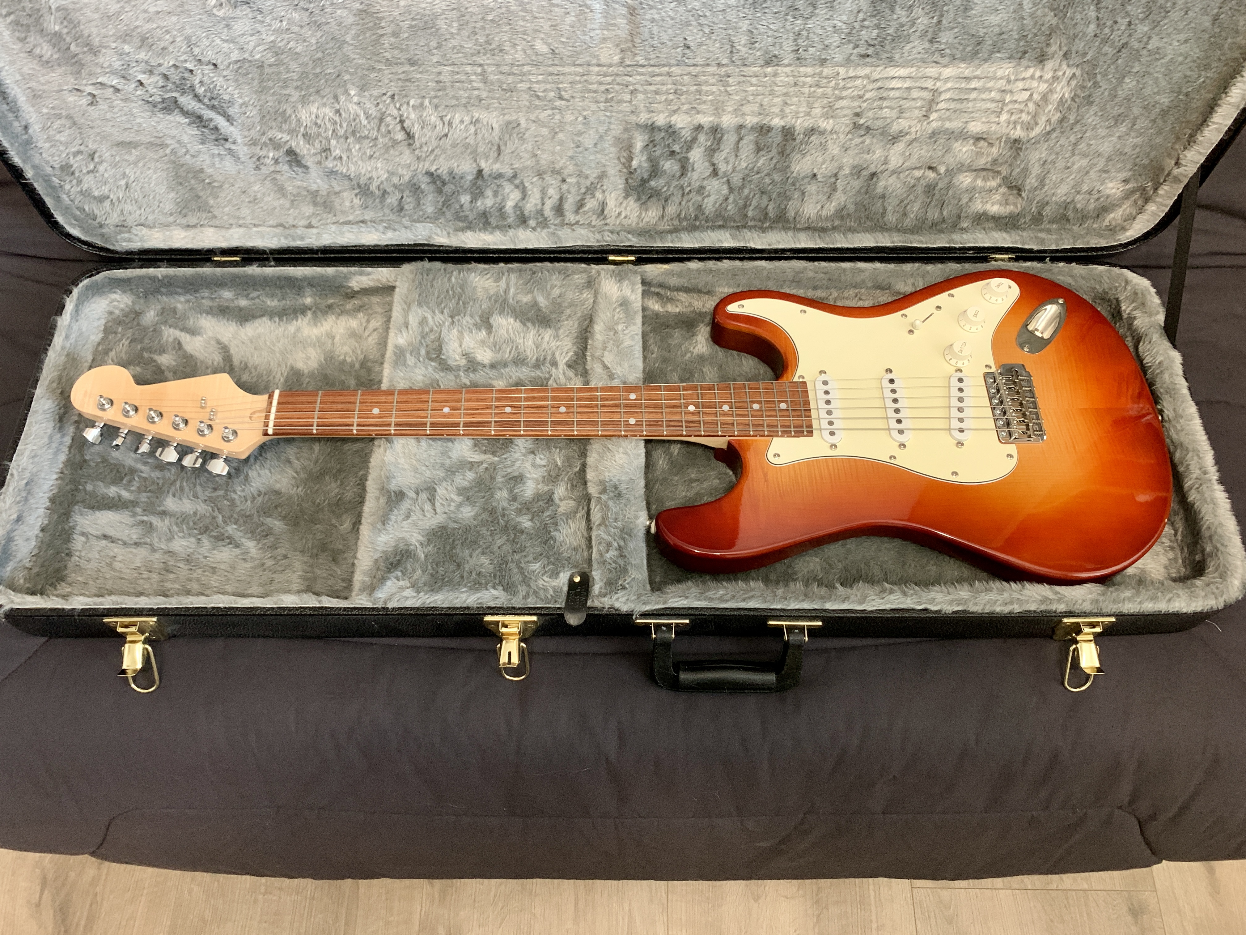 Guitare électrique type Stratocaster Très bon état reconditionné disponible sur Zic Ethic
