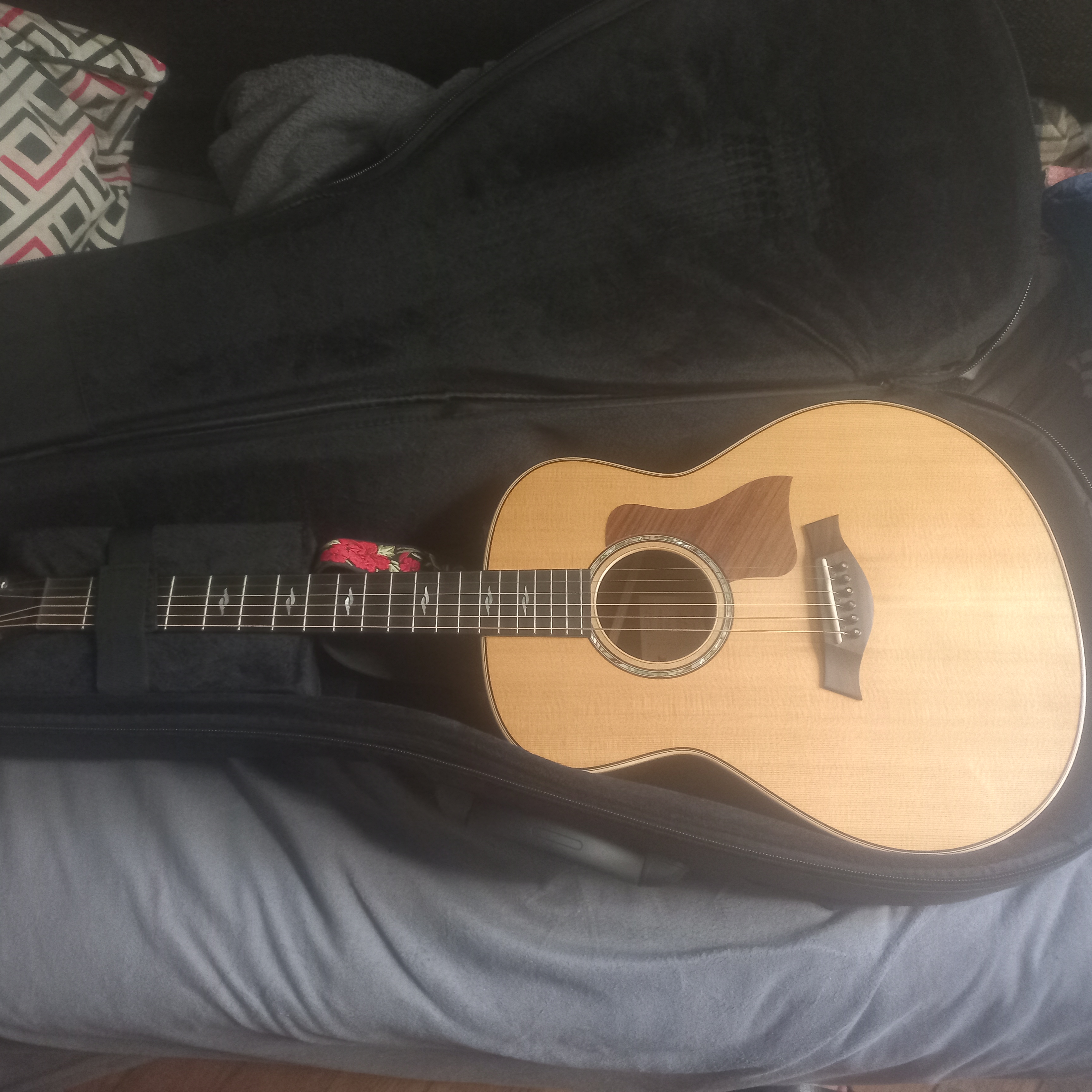 Guitare Taylor GT 811e Très bon état reconditionné disponible sur Zic Ethic