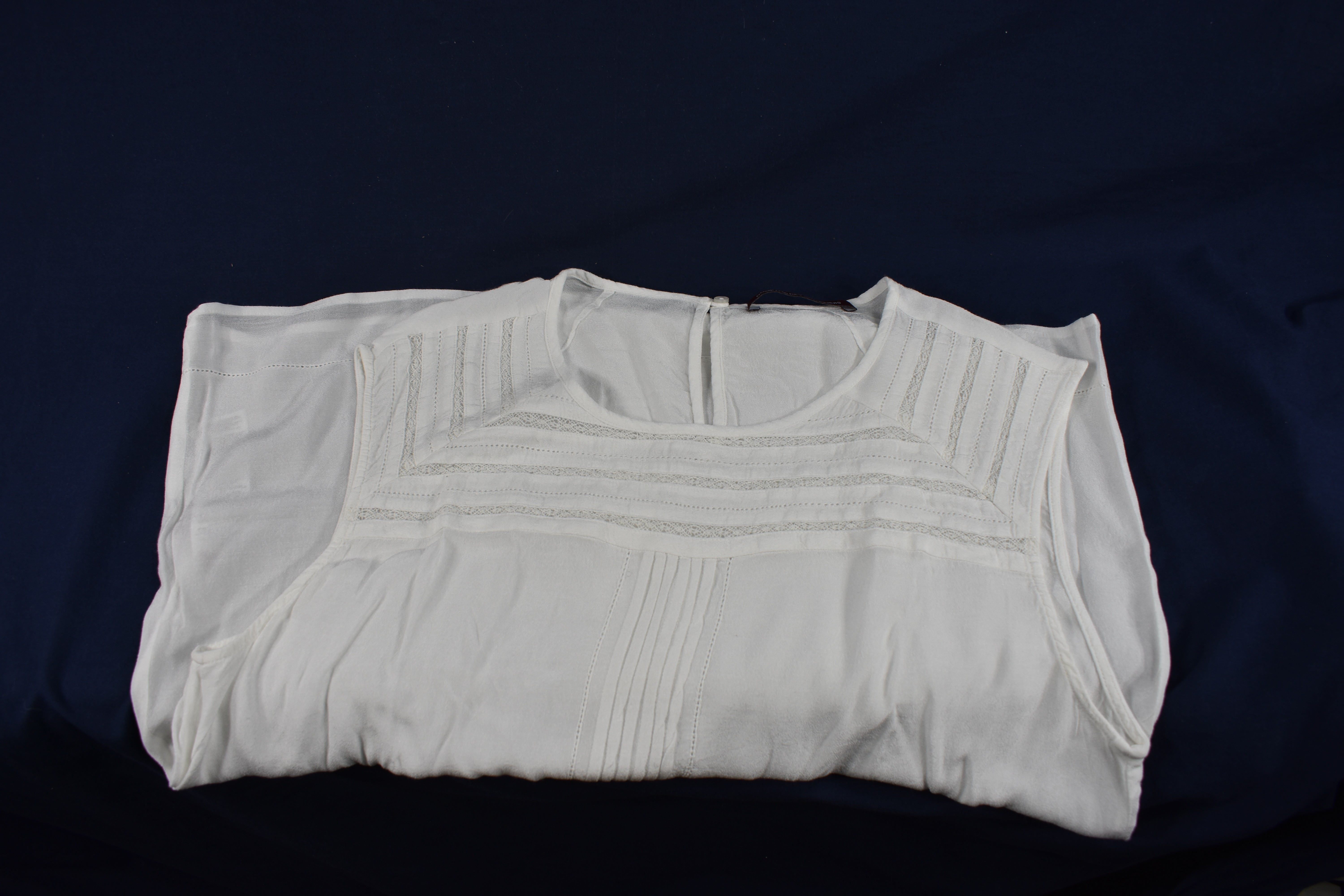 Acheter Haut sans manches blanc Comptoir des Cotonniers en viscose, taille 44, encolure et devant ornés de plis et entre deux Bon état - 10,00 € Haut sans manches blanc Comptoir des Cotonniers en viscose, taille 44, encolure et devant ornés de plis et entre deux Bon état reconditionné disponible sur Label Emmaüs