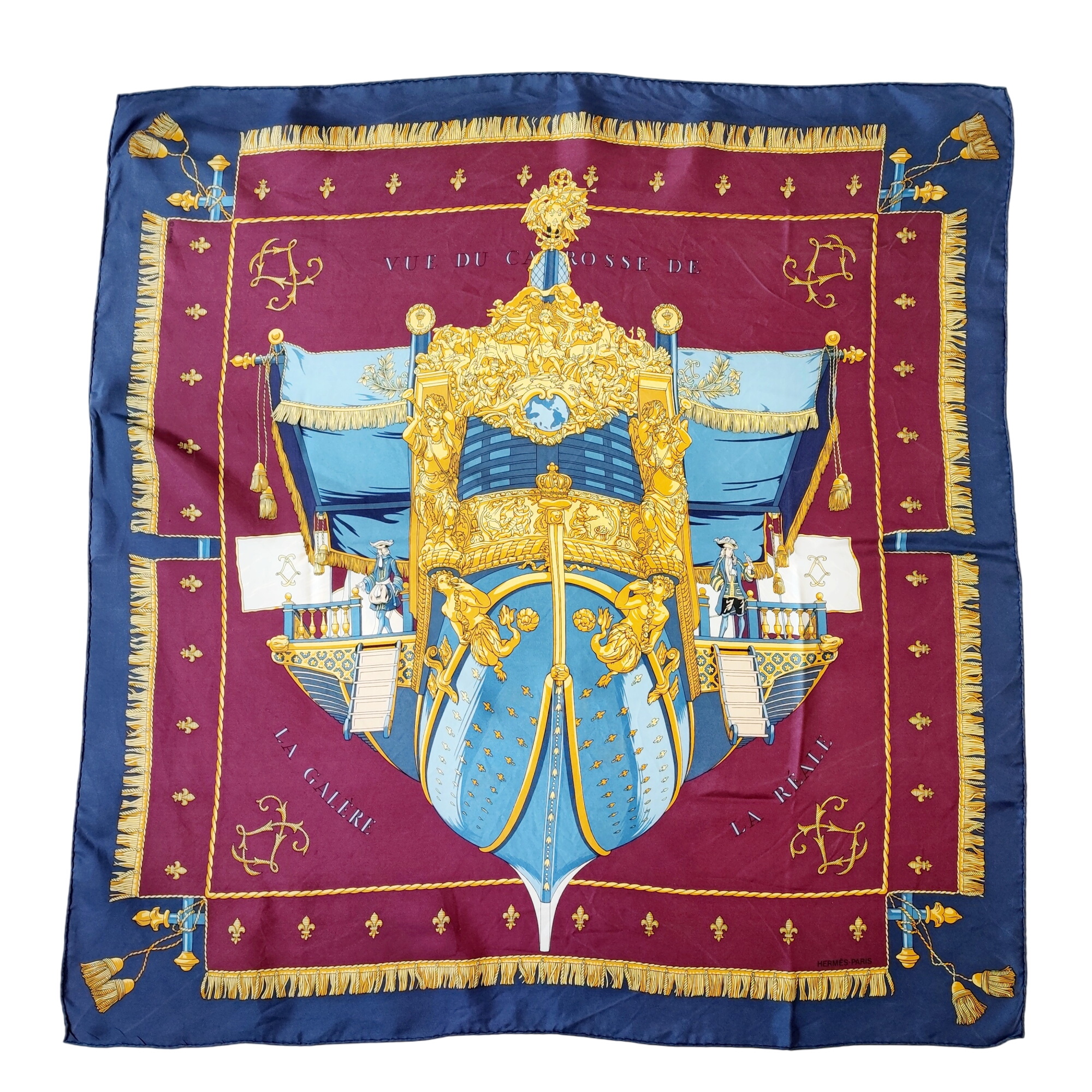 Acheter HERMES - Carré de soie - "La réale - Vue du Carrosse de la Galère" Bon état - 219,00 € HERMES - Carré de soie - "La réale - Vue du Carrosse de la Galère" Bon état reconditionné disponible sur Label Emmaüs