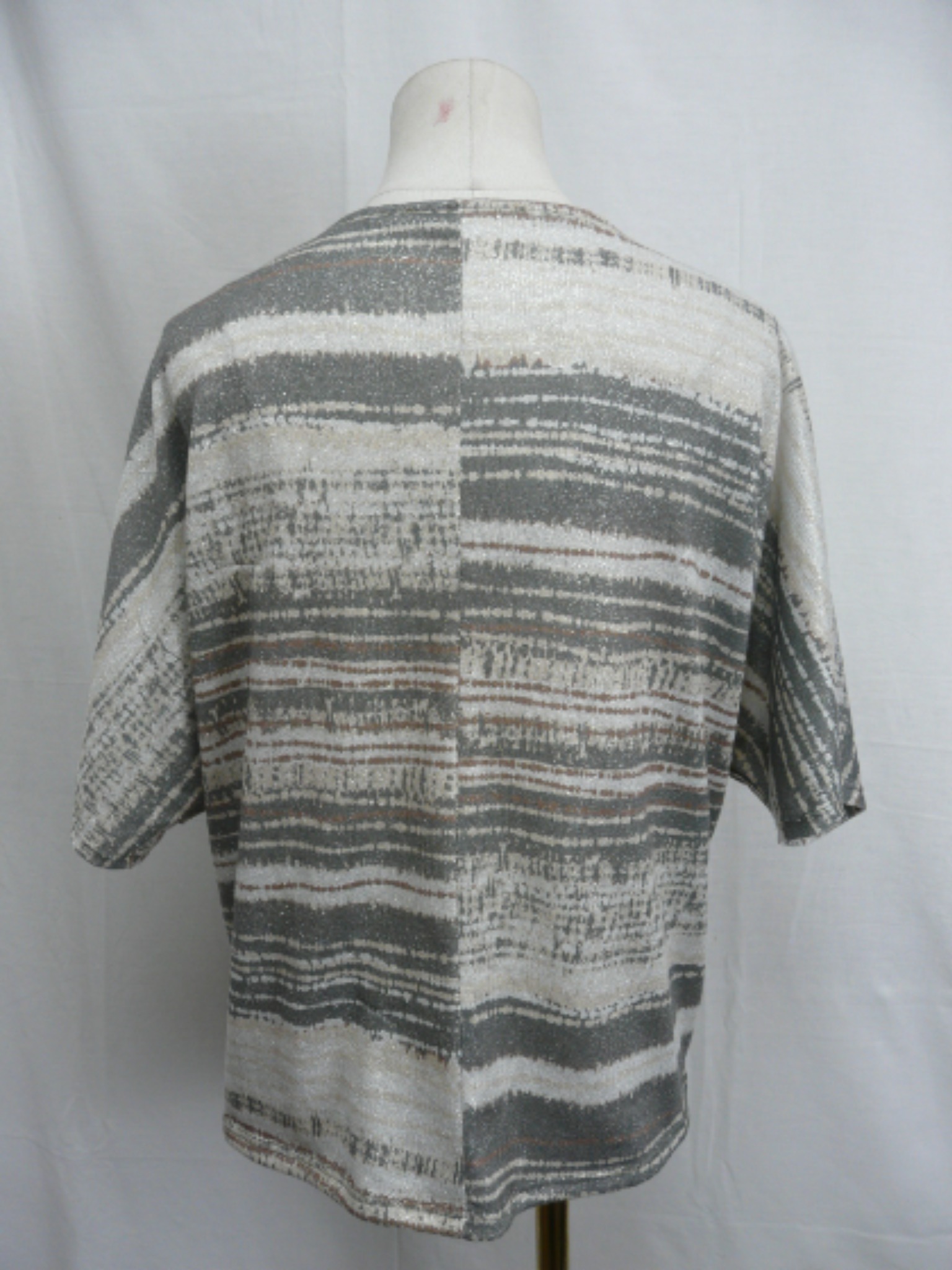 Voir photo 2 de HF11 - T-shirt effet pailleté - Armand Thiery - Taille 3 / 40 HF11 - T-shirt effet pailleté - Armand Thiery - Taille 3 / 40 Très bon état reconditionné photo 2