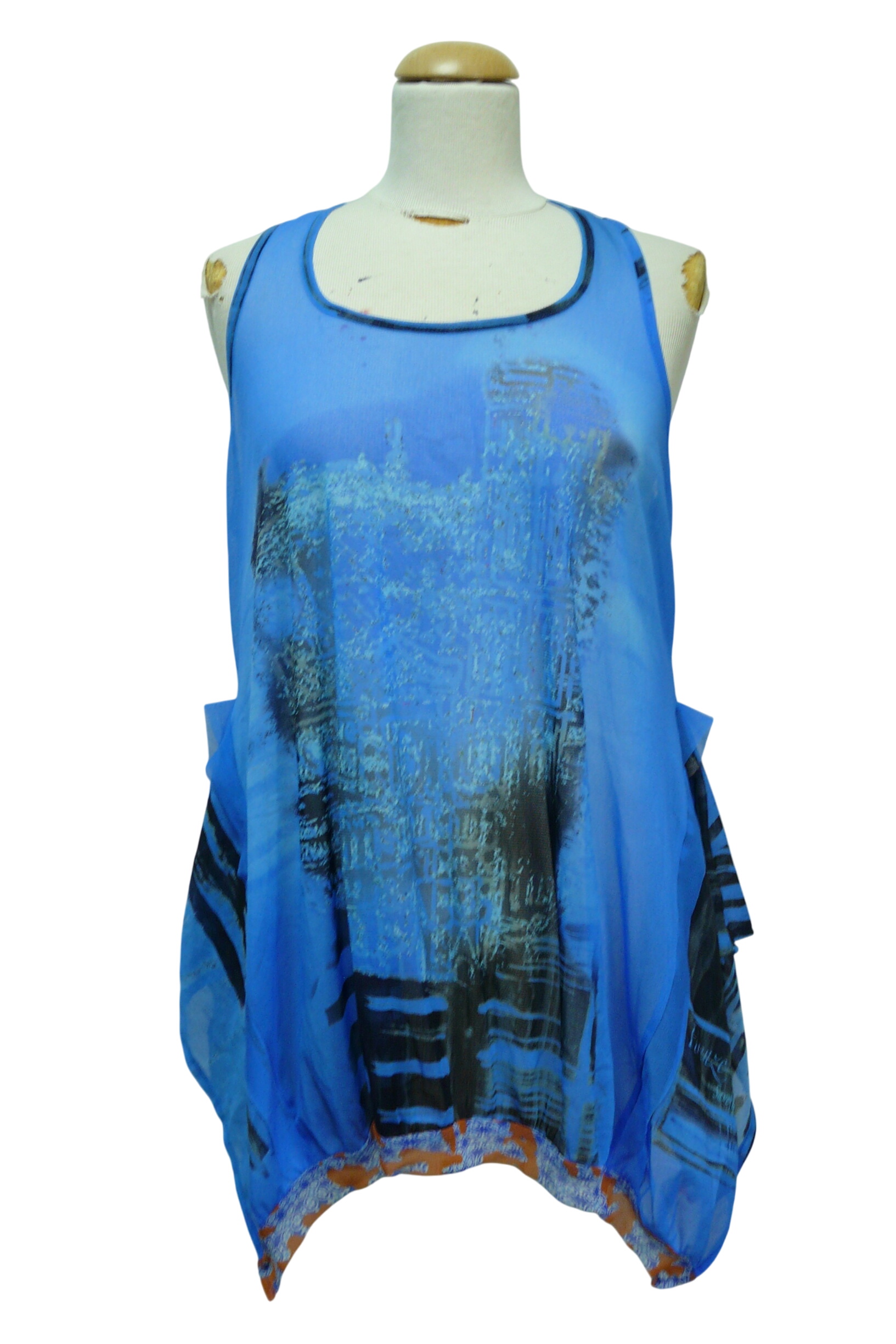 HF123 - Top en résille - Save The Queen ! - Taille M Très bon état - 14,00 € HF123 - Top en résille - Save The Queen ! - Taille M Très bon état reconditionné disponible sur Label Emmaüs