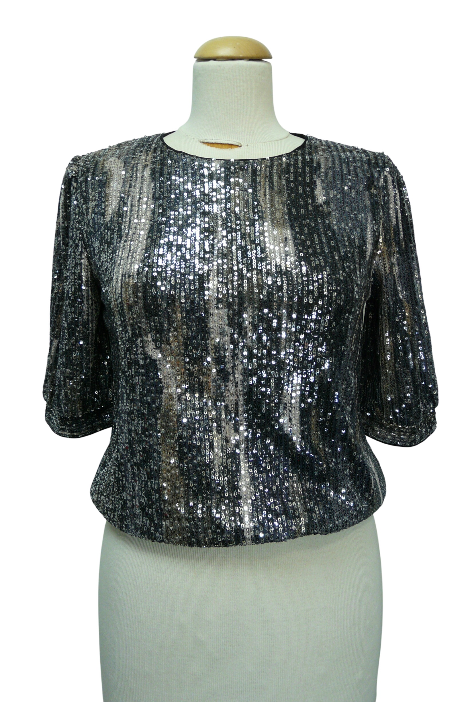 HF173 - Top à sequins - Grace & Mila Paris - Taille S Très bon état - 10,00 € HF173 - Top à sequins - Grace & Mila Paris - Taille S Très bon état reconditionné disponible sur Label Emmaüs