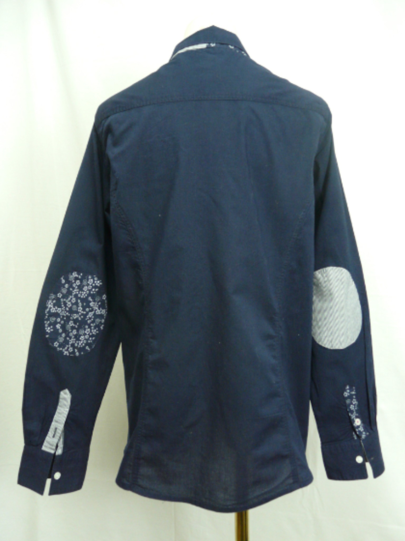 Voir photo 2 de HF260 - Chemise fleurie - Terre de Marins - Taille 44 HF260 - Chemise fleurie - Terre de Marins - Taille 44 Très bon état reconditionné photo 2