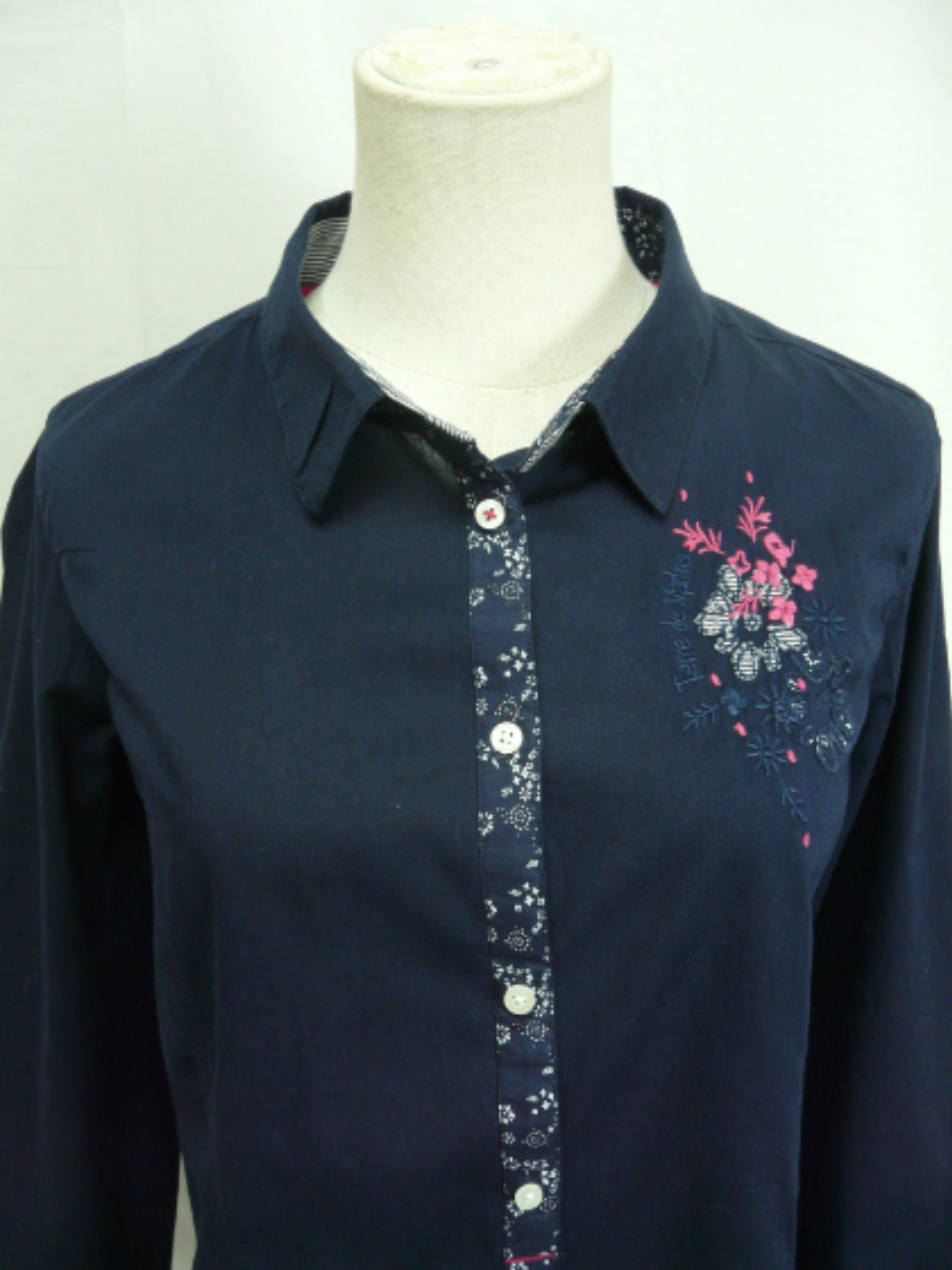 Voir photo 5 de HF260 - Chemise fleurie - Terre de Marins - Taille 44 HF260 - Chemise fleurie - Terre de Marins - Taille 44 Très bon état reconditionné photo 5