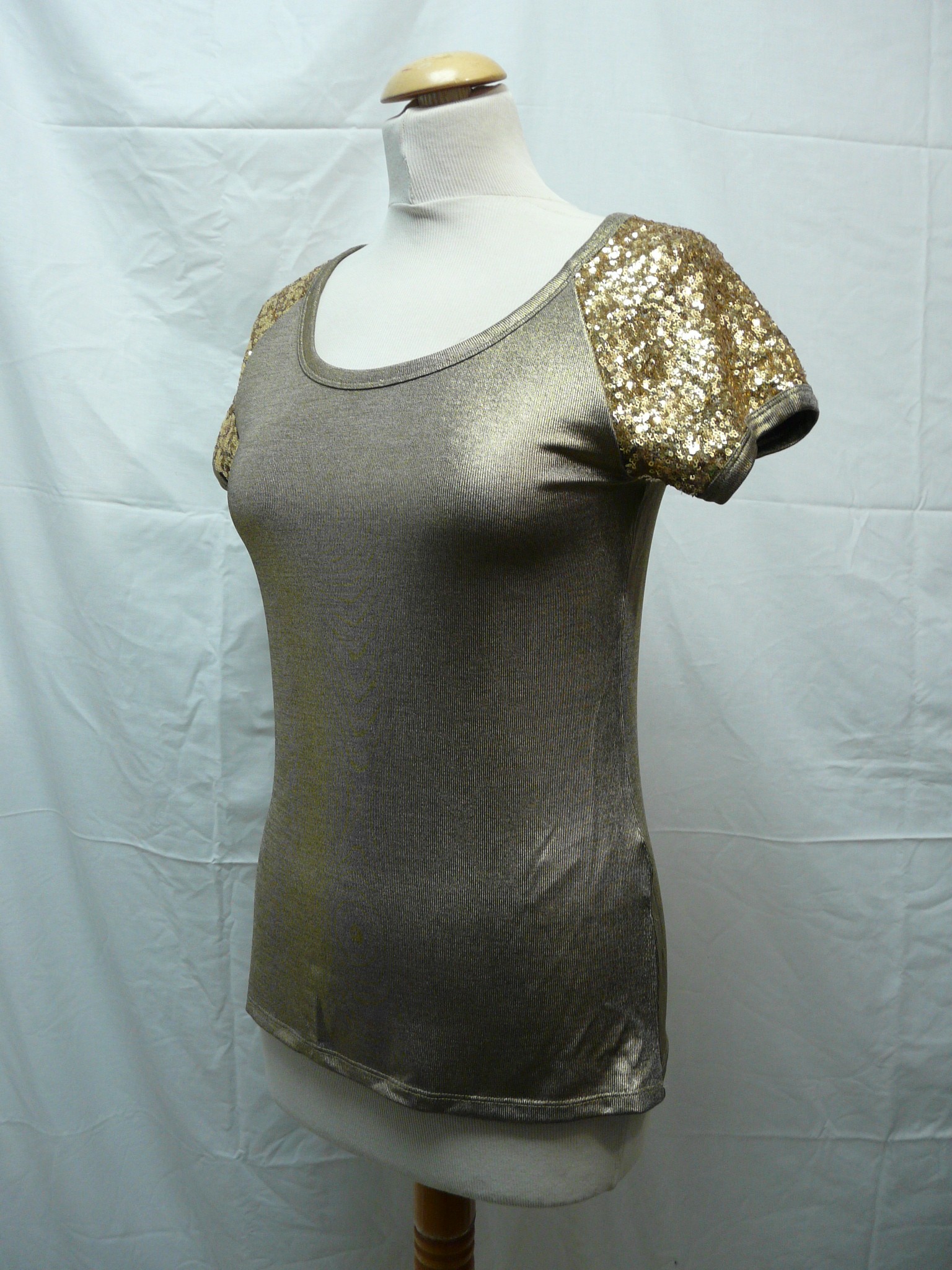 Voir photo 3 de HF388 - Top doré à sequins - Vero Moda - Taille M HF388 - Top doré à sequins - Vero Moda - Taille M Parfait état reconditionné photo 3