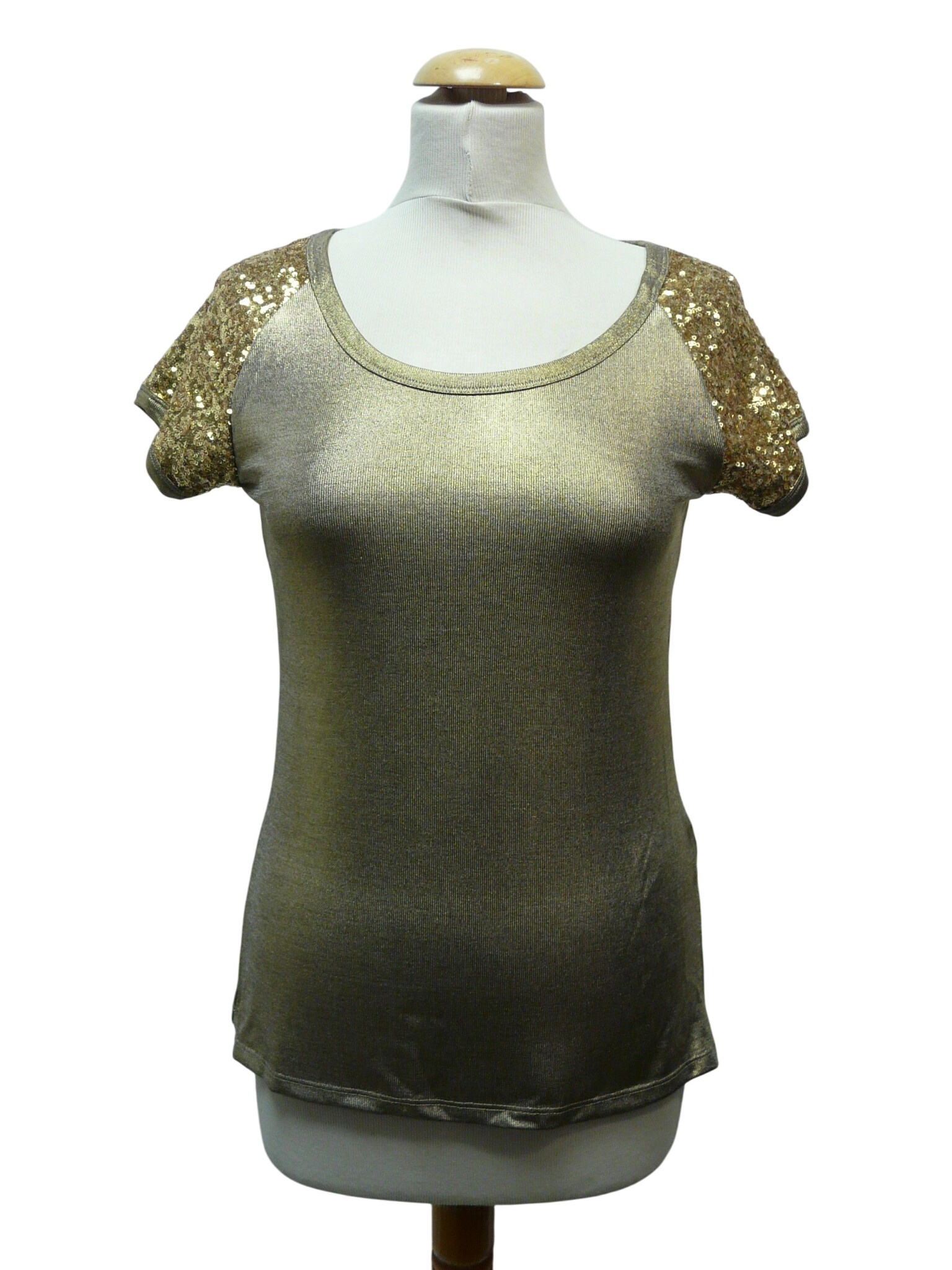 HF388 - Top doré à sequins - Vero Moda - Taille M Parfait état - 10,00 € HF388 - Top doré à sequins - Vero Moda - Taille M Parfait état reconditionné disponible sur Label Emmaüs