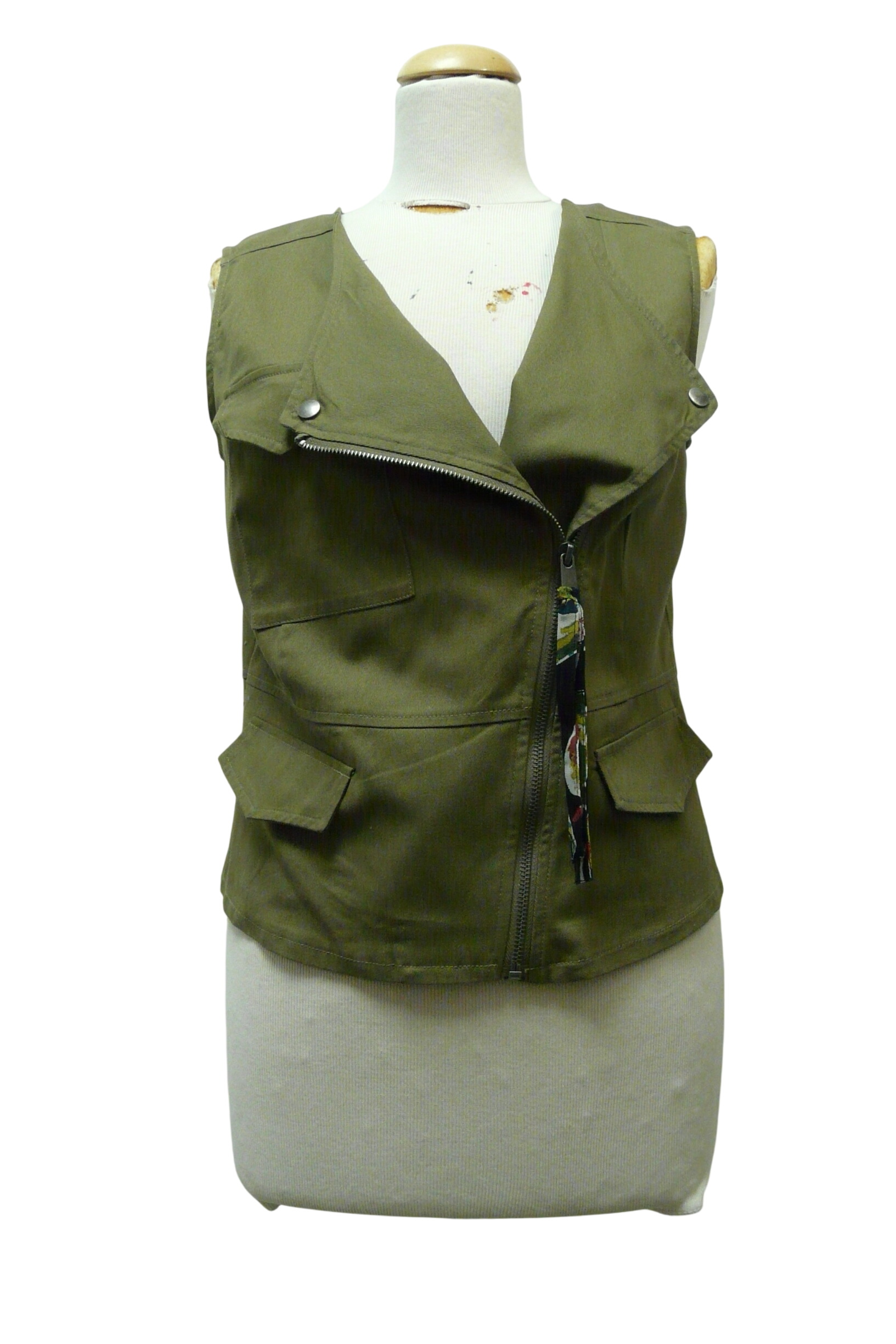 Acheter HF427 - Veste sans manches - Trend by Captain Tortue - Taille 40 Bon état - 10,00 € HF427 - Veste sans manches - Trend by Captain Tortue - Taille 40 Bon état reconditionné disponible sur Label Emmaüs