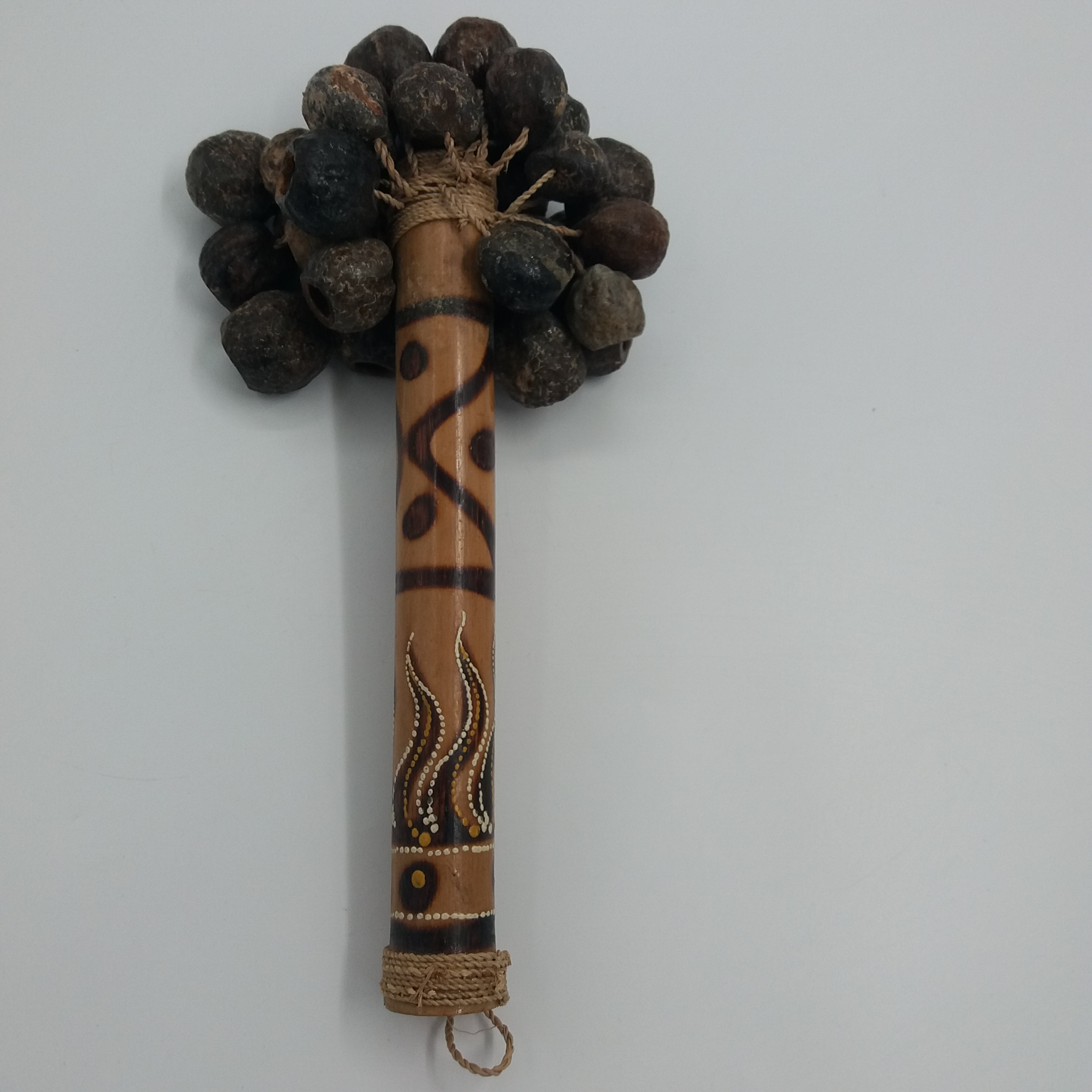 Voir photo 2 de Hochet / instrument de musique artisanal. Indonésien / balinais. Graines noix de tapar et bambou. Manche décoré. Hochet / instrument de musique artisanal. Indonésien / balinais. Graines noix de tapar et bambou. Manche décoré. Très bon état reconditionné photo 2